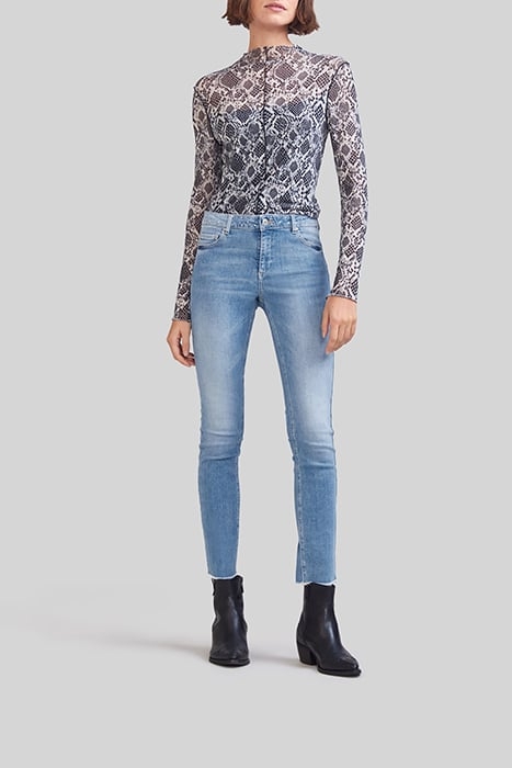 LIGHT BLUE SLIM JEANS WITH DIAMANTÉ BELT 3