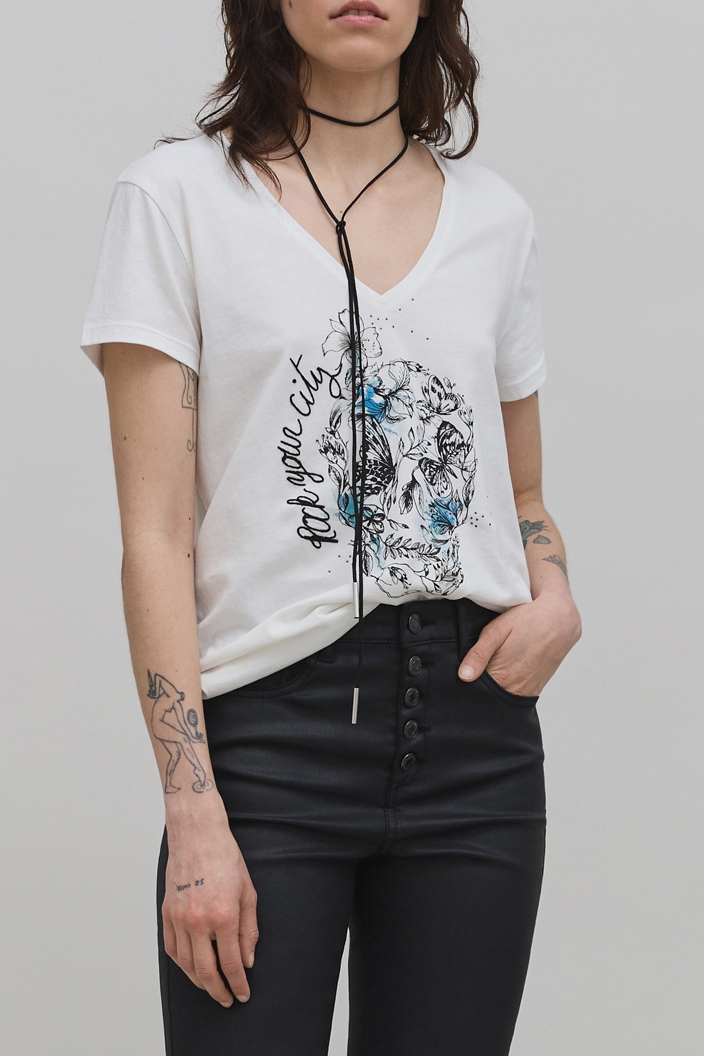 OFF-WHITE SKULL AND CROSSBONES T-SHIRT 1