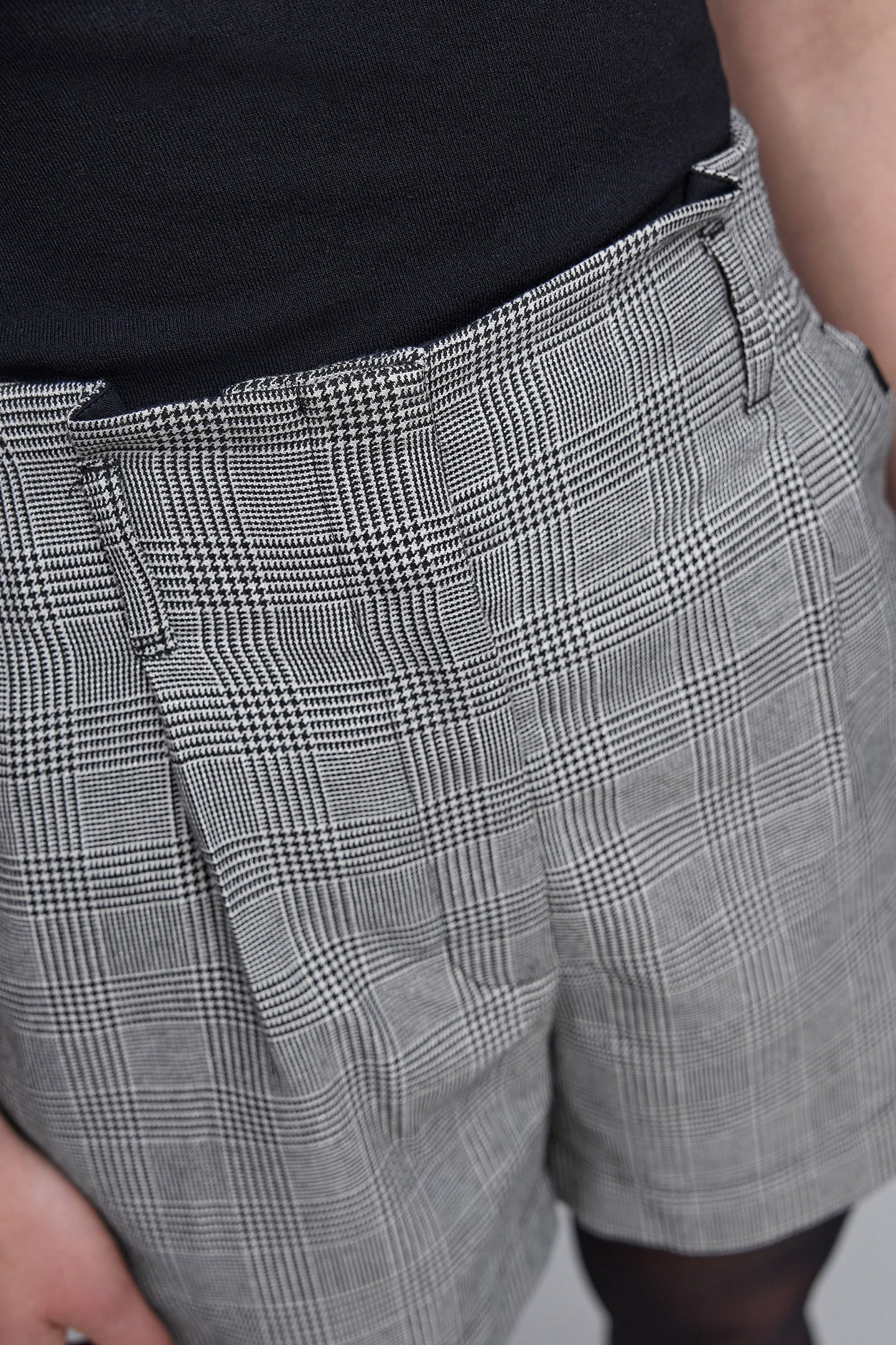 BLACK PRINCE OF WALES SHORTS 6