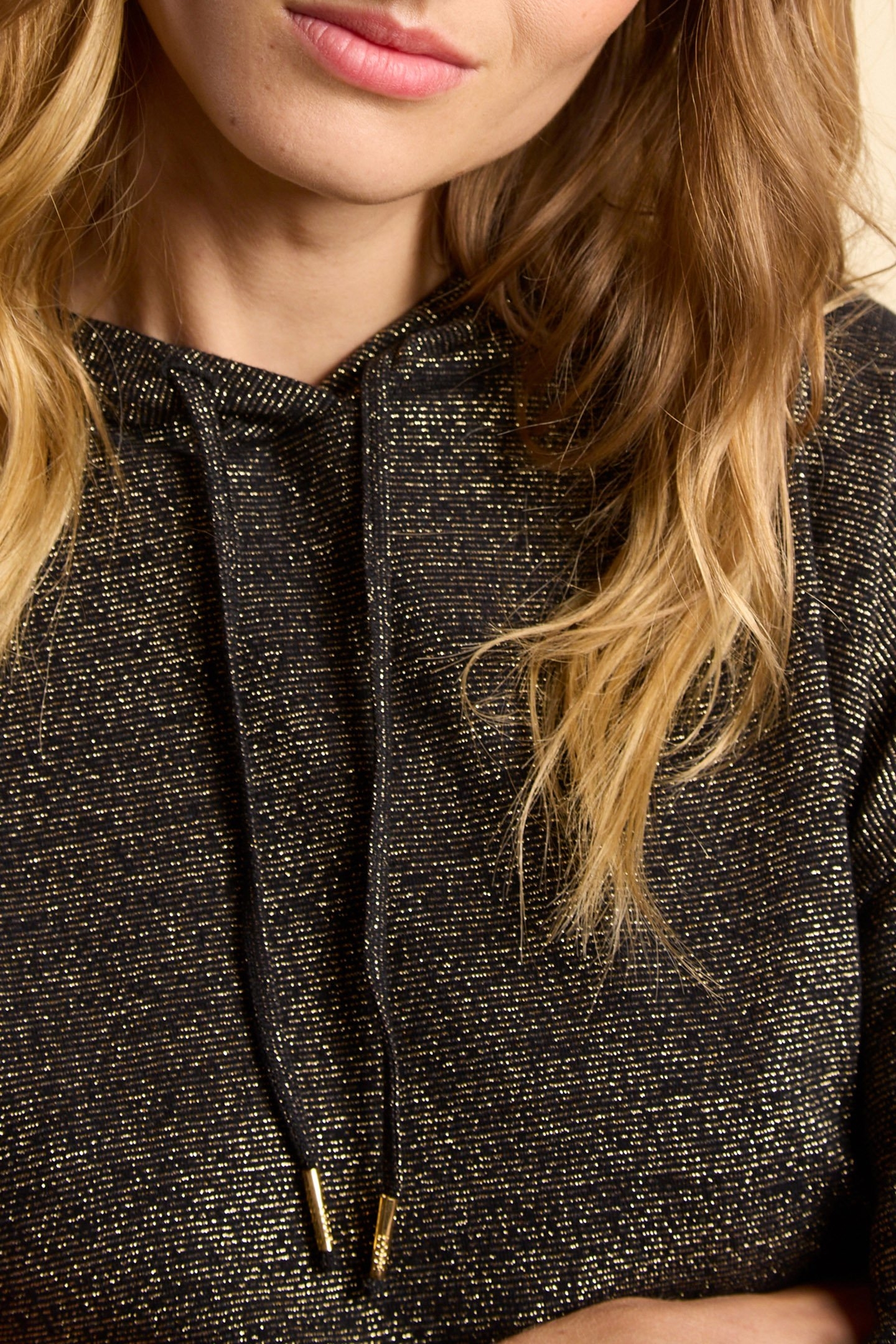 BLACK HOODED T-SHIRT WITH GOLD METALLIC STRIPES 6