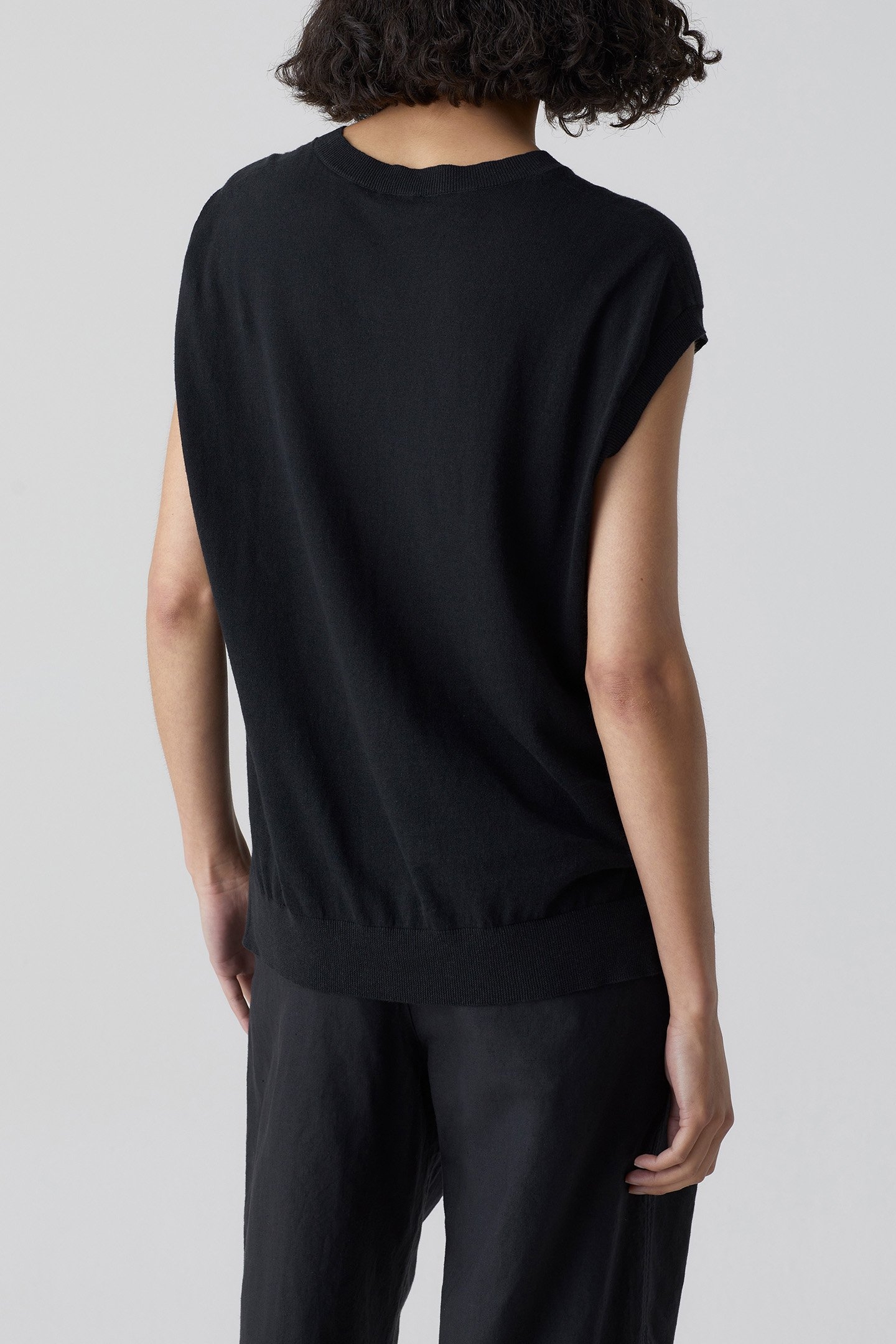 SLEEVELESS TOP KNITS BLACK 2