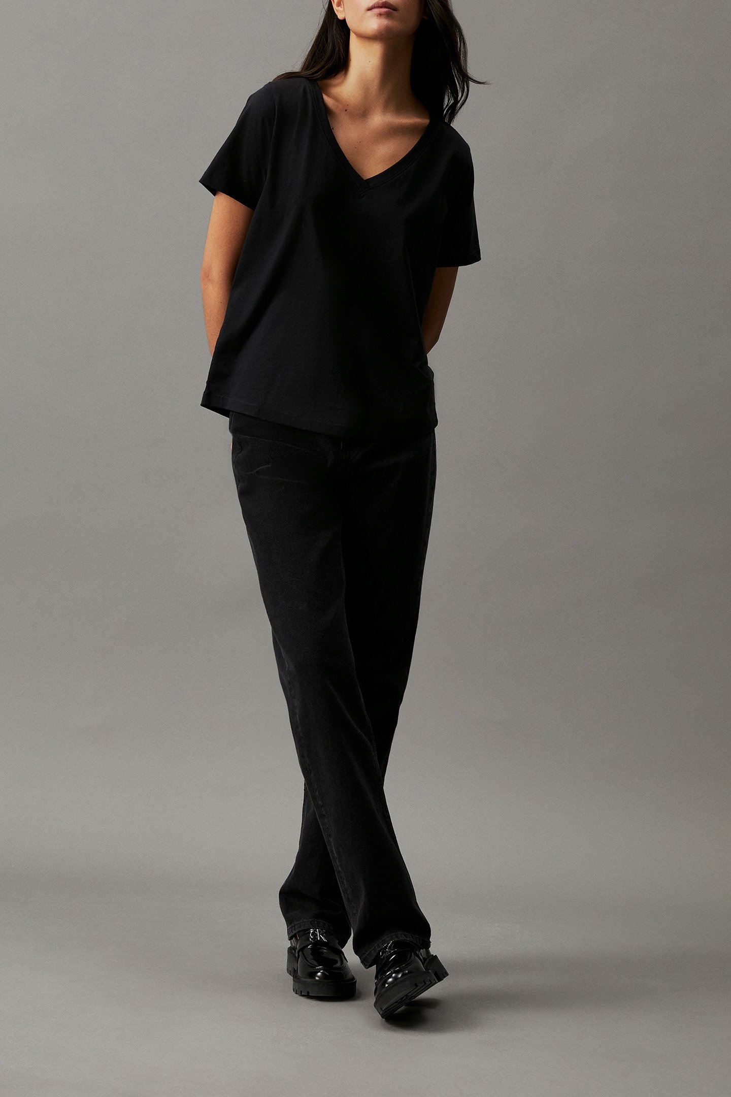 CALVIN KLEIN STANDARD FIT V-NECK T-SHIRT - BLACK 2