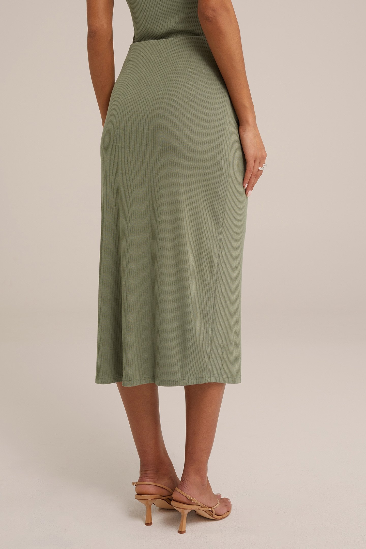 SKIRT MEDIUM LENGTH LIGHT GREEN 2