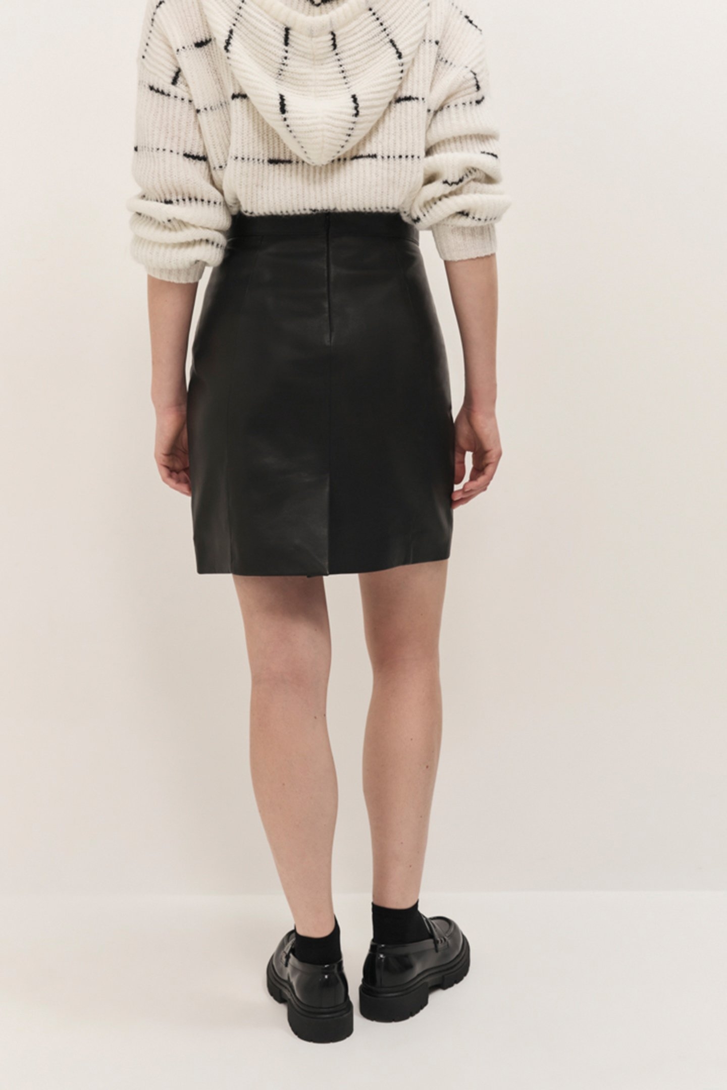 JOANA - SHORT BLACK LEATHER SKIRT 2