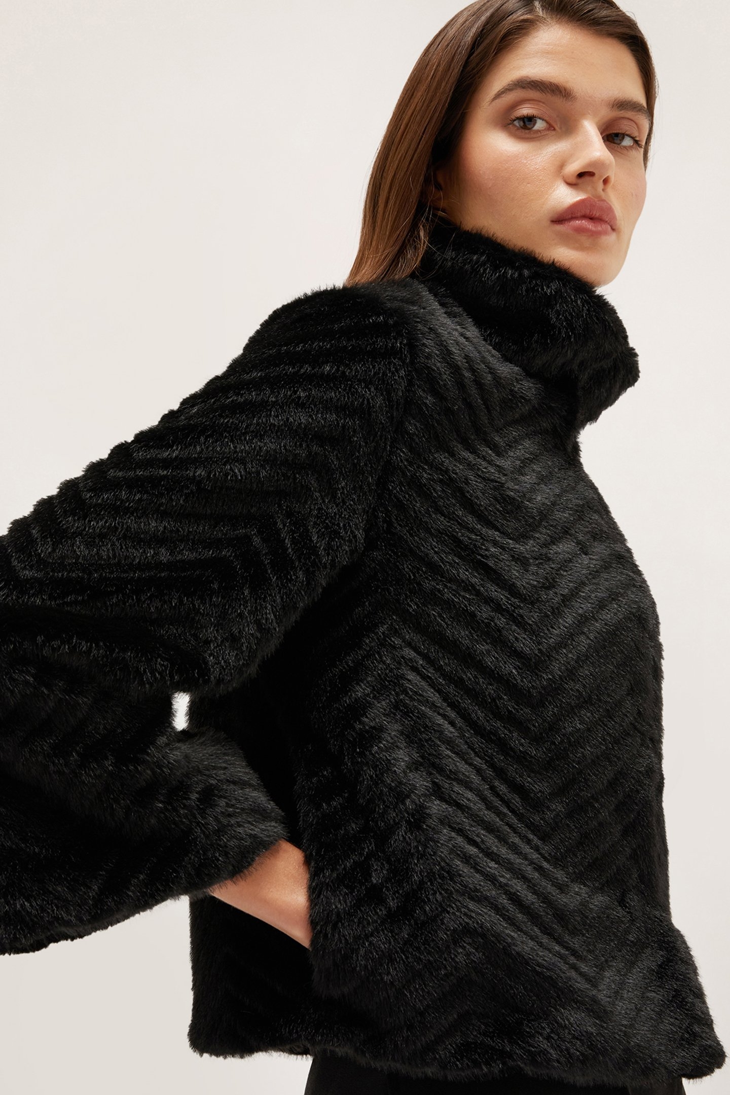 SHORT CHEVRON CUT PLUSH CAPE BLACK 5