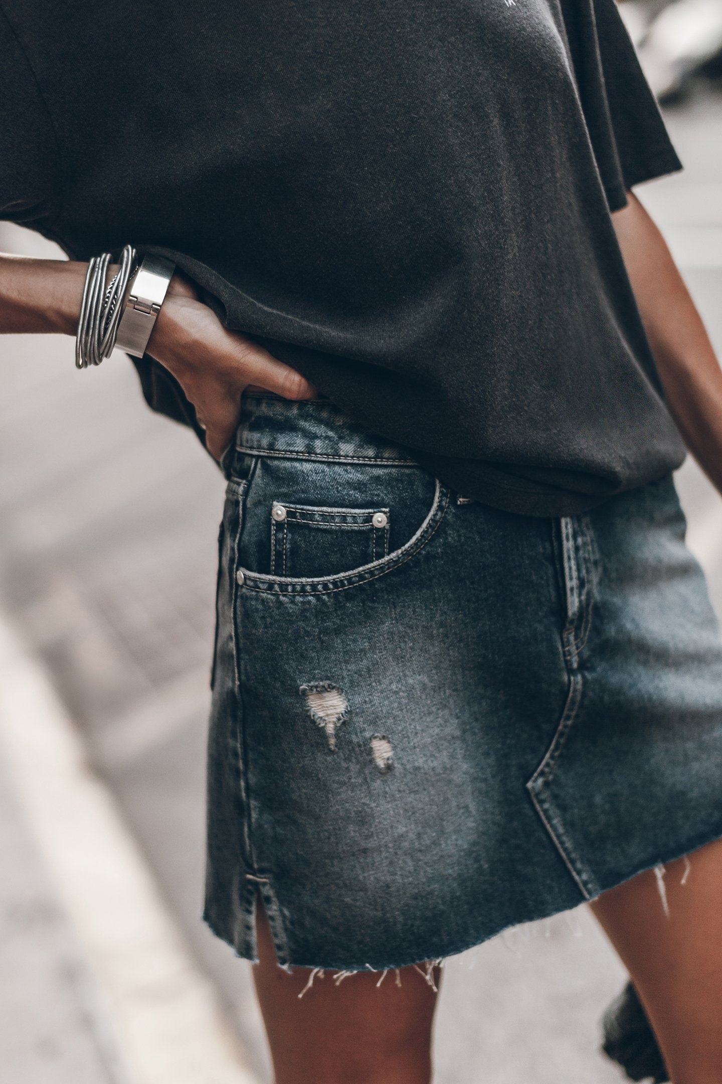 THE DARK BLUE SLIT DENIM SKIRT 4