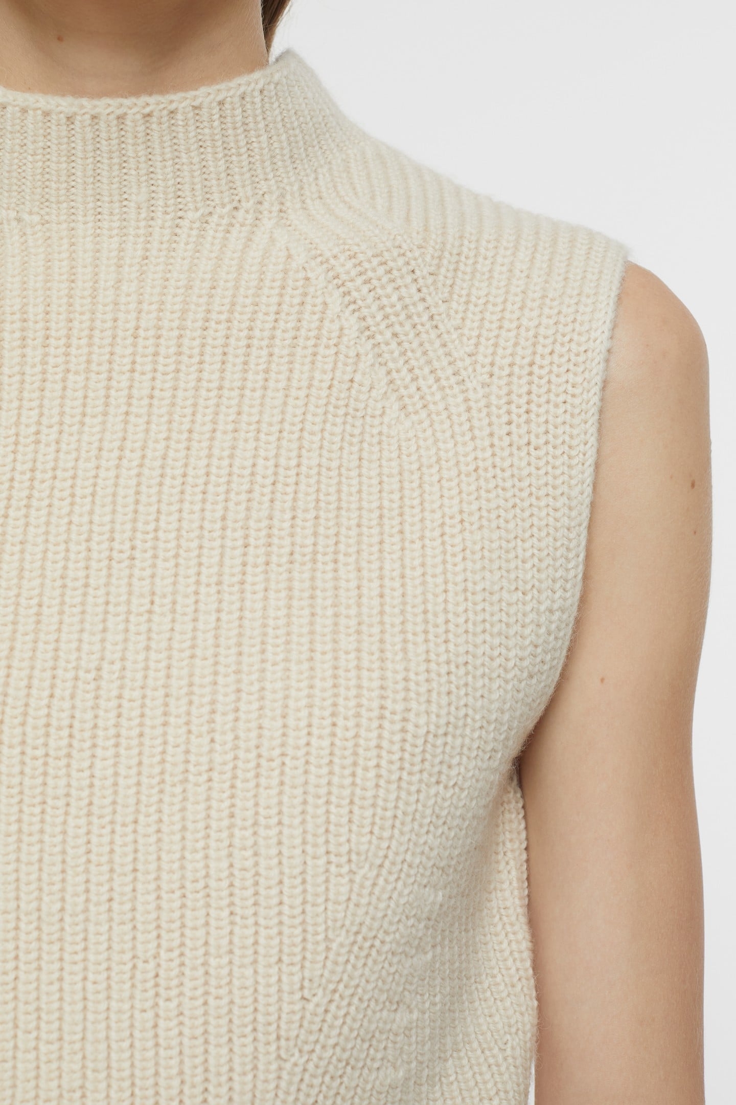 TURTLE NECK VEST KNITS IVORY 2
