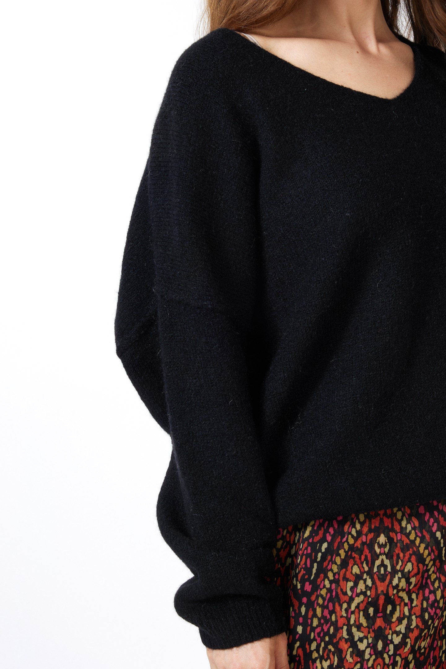 SWEATER V-NECK BLACK 7