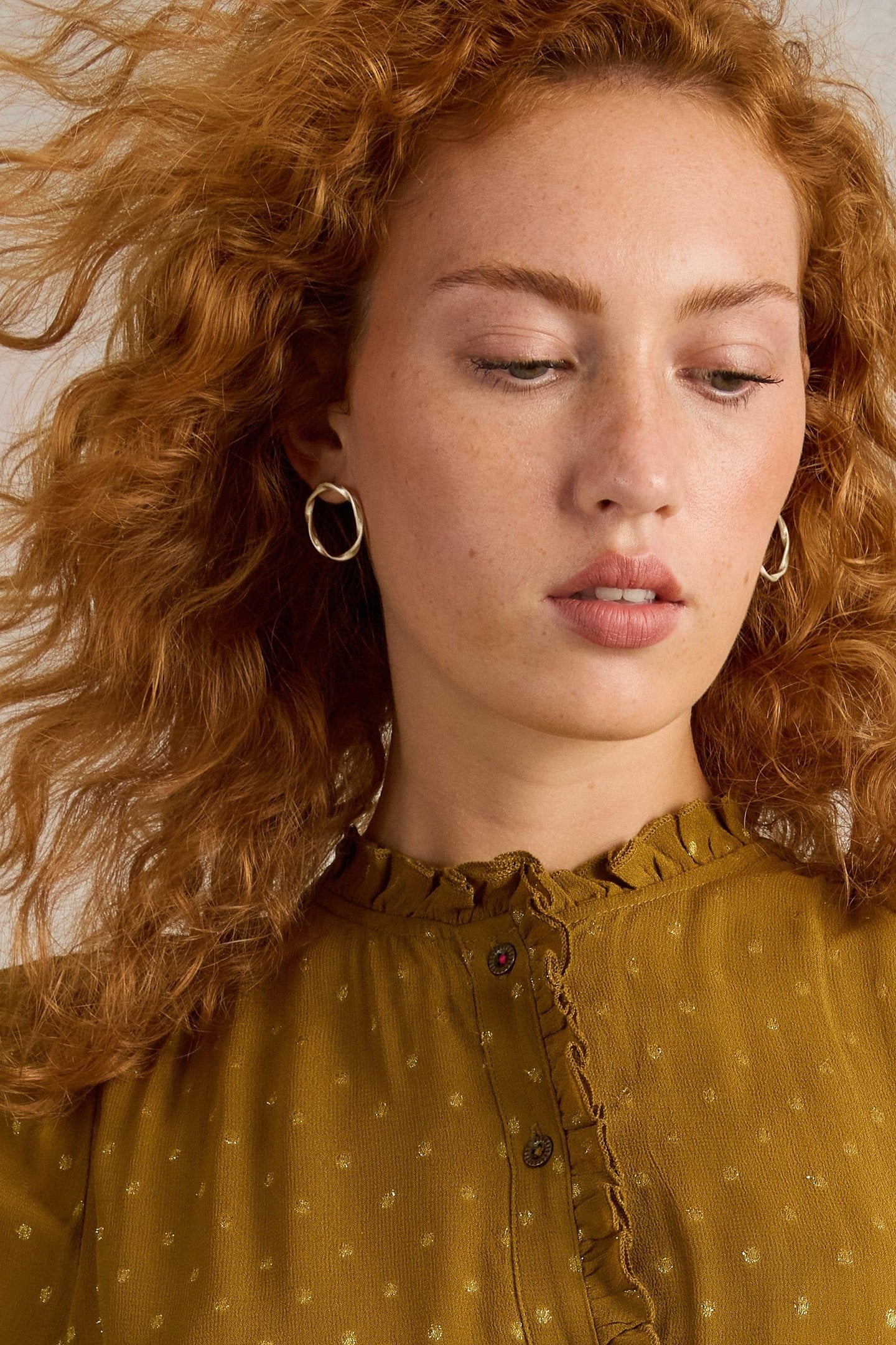 CYNTHIA ROUND EARRING GOLD TONE METALLIC 3