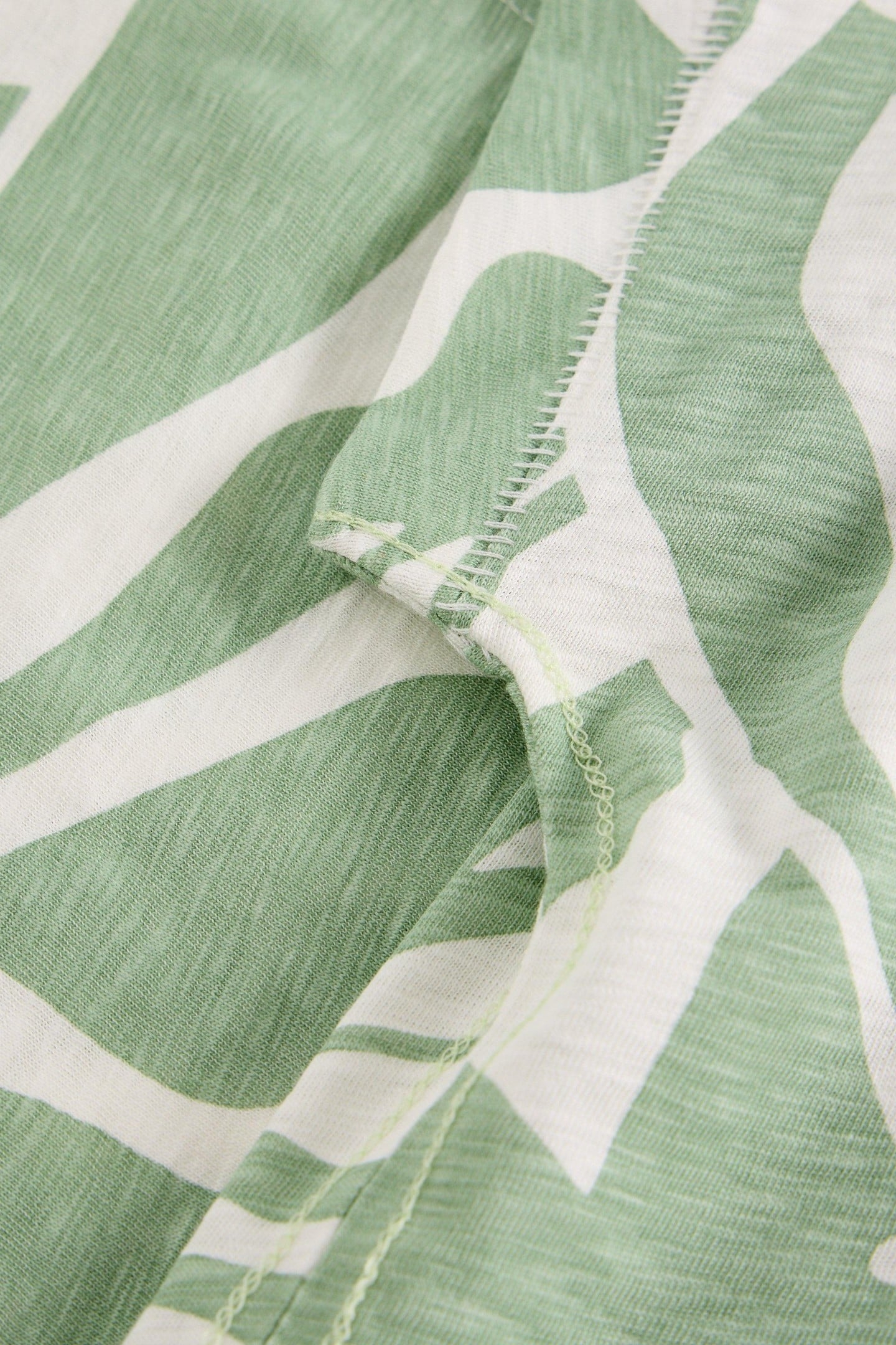 NELLY NOTCH NECK TEE GREEN PRINT 5