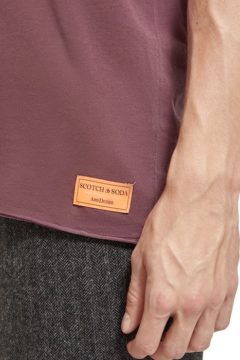 RELAXED FIT RAW EDGE T-SHIRT IN ORGANIC COTTON BERRY WINE 7