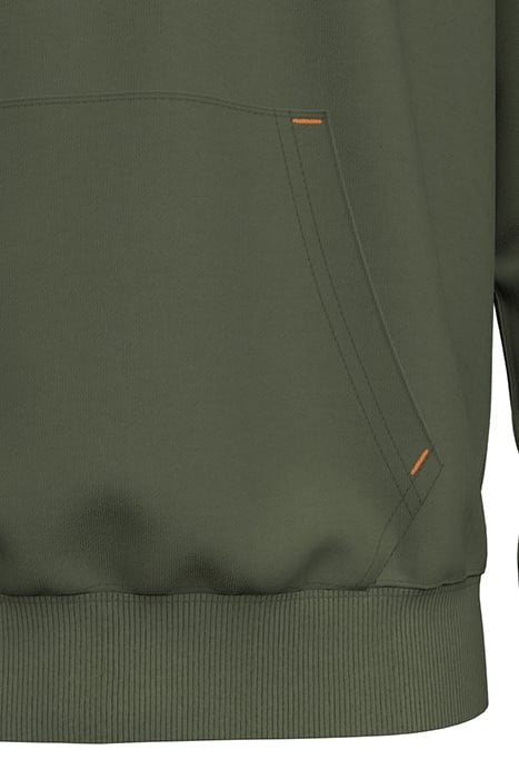 REGULAR FIT ESSENTIAL BADGE HOODIE IN ORGANIC COTTON ARMY 4