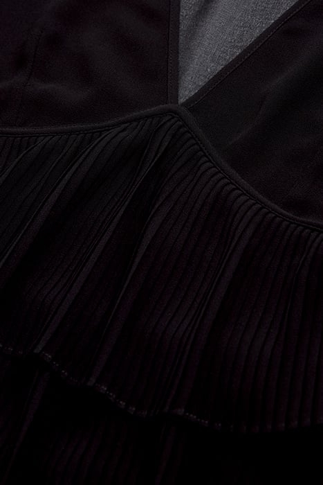 LONG-SLEEVED V-NECKLINE TOP BLACK 2