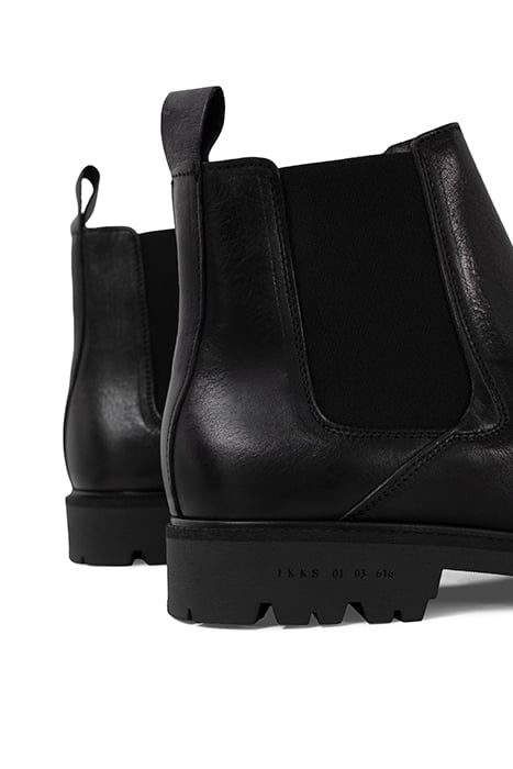BLACK LEATHER LUGGED SOLE CHELSEA BOOTS BLACK 5