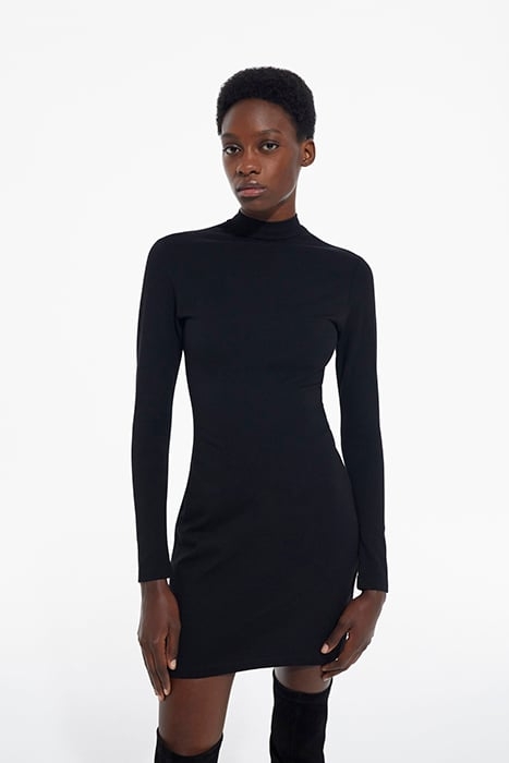 ROBE FITEE DETAIL PLUMETIS DOS BLACK 1