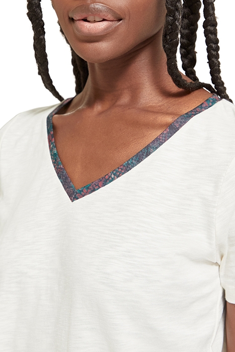 CONTRAST NECKLINE V-NECK T-SHIRT SOFT ICE 6