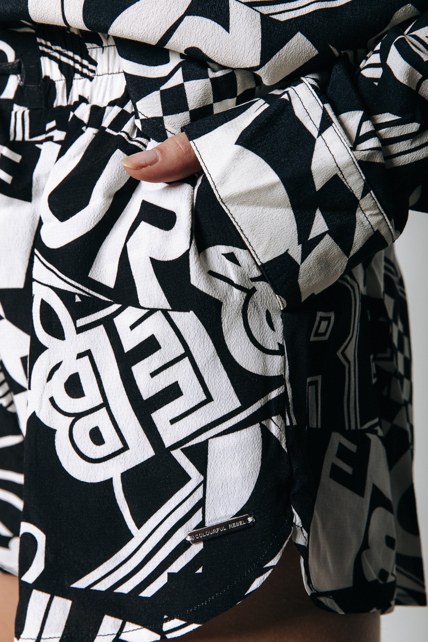 OLET LETTER BUTTON DOWN BLOUSE BLACK/WHITE 5