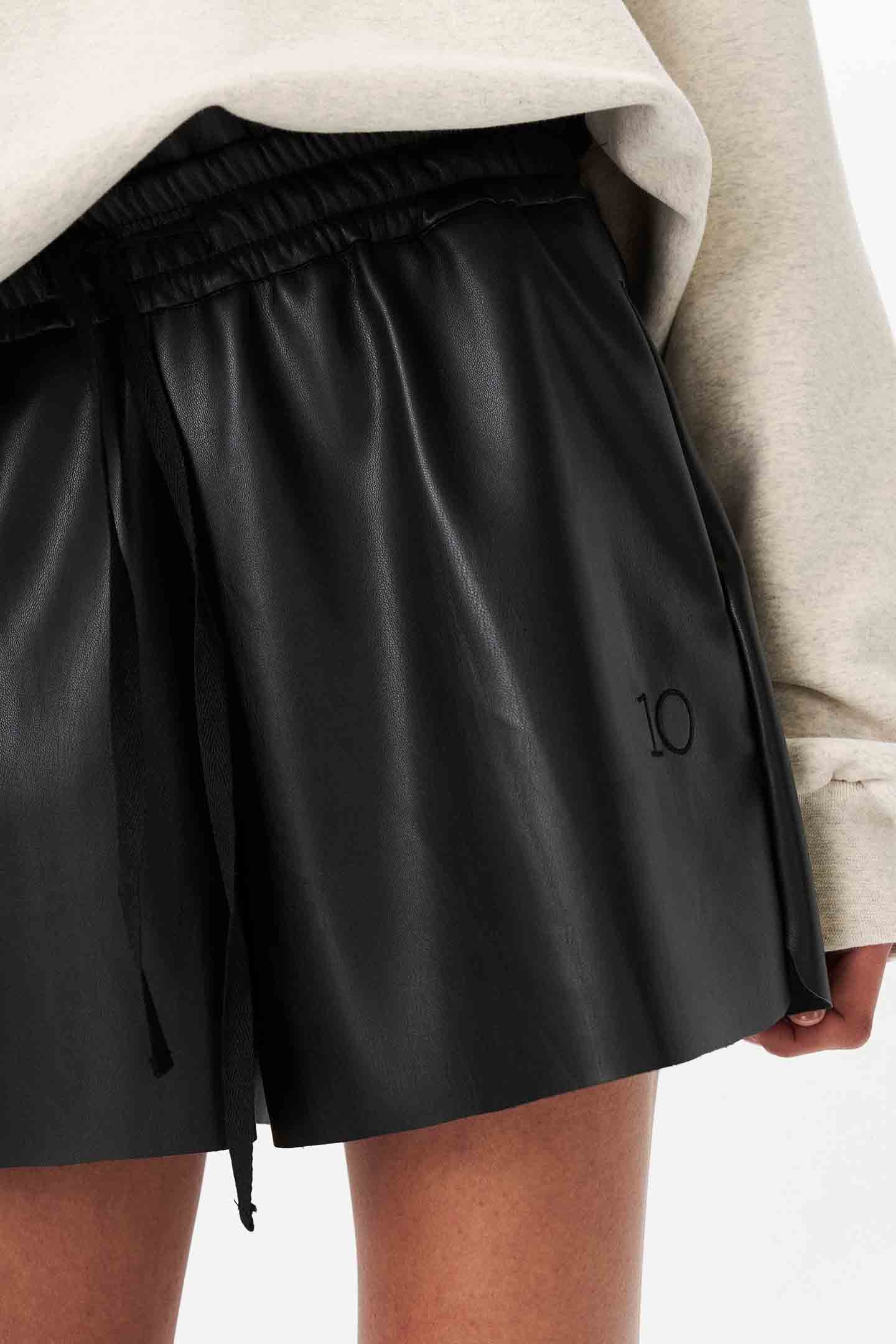 LEATHERLOOK SHORTS BLACK 6