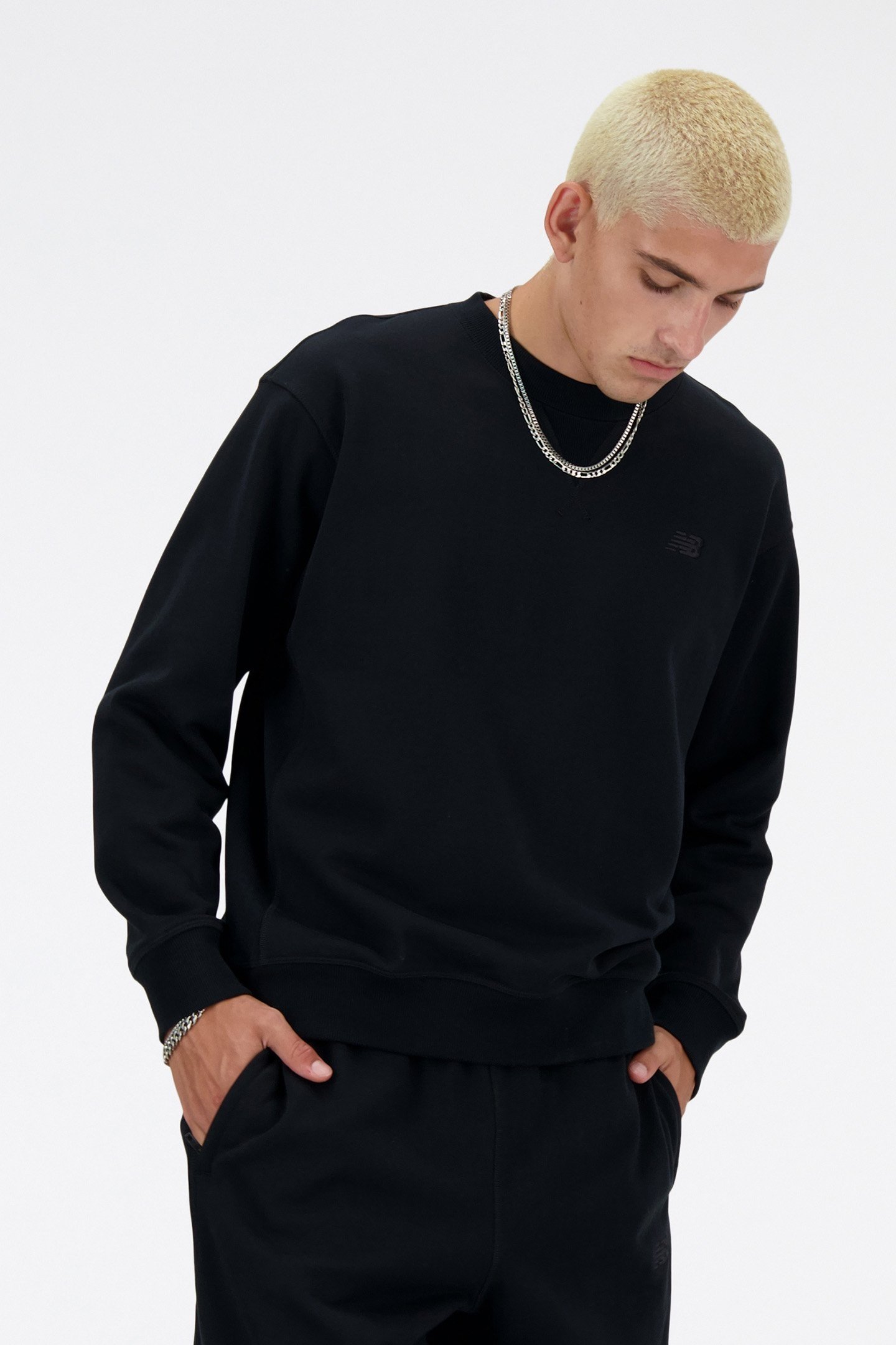NB CREW NECK SWEATSHIRT IN BLACK 3