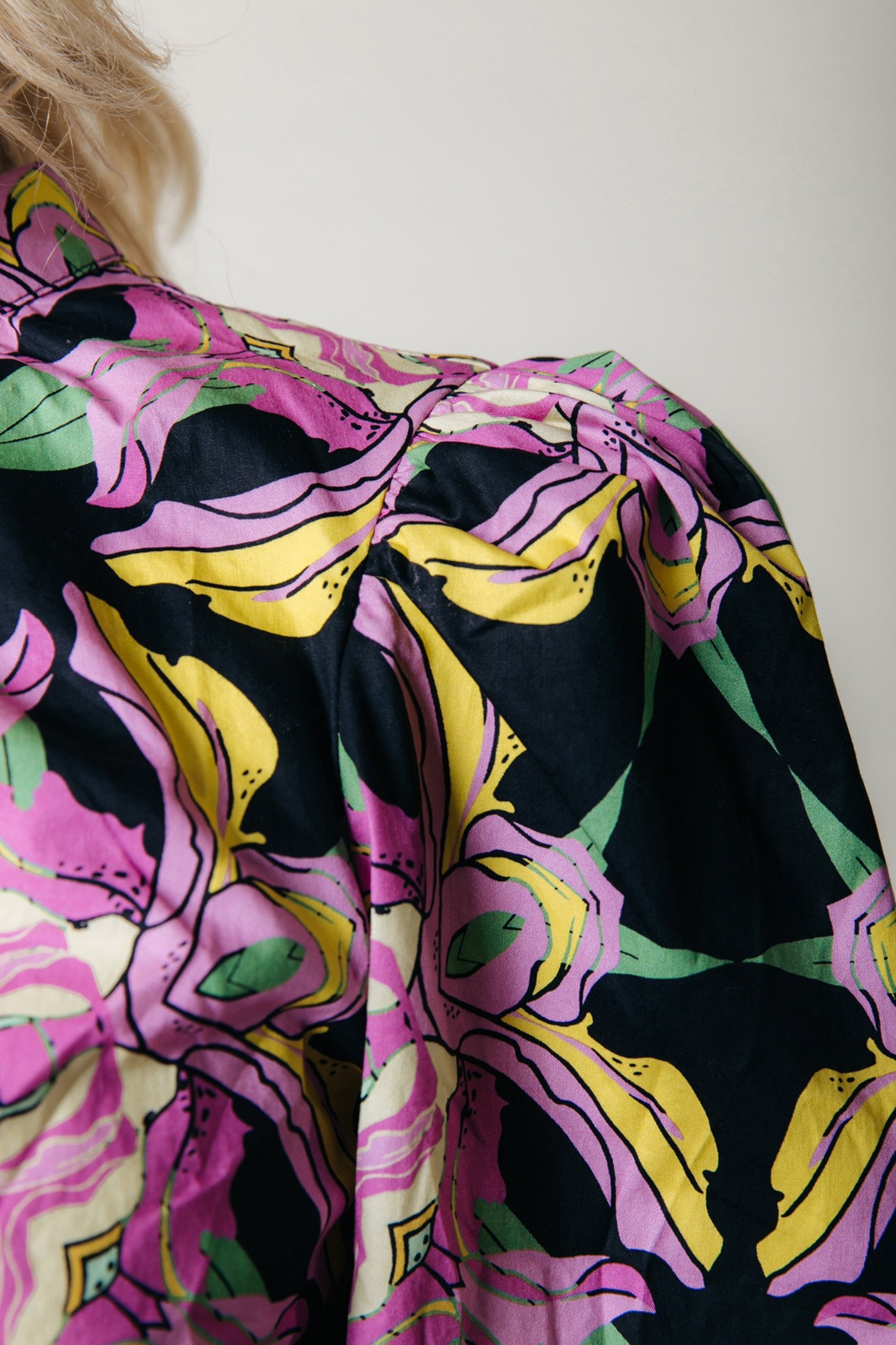 CHAYA GRAPHIC FLOWER PUFF SLEEVE CROPPED TOP MULTICOLOR 3