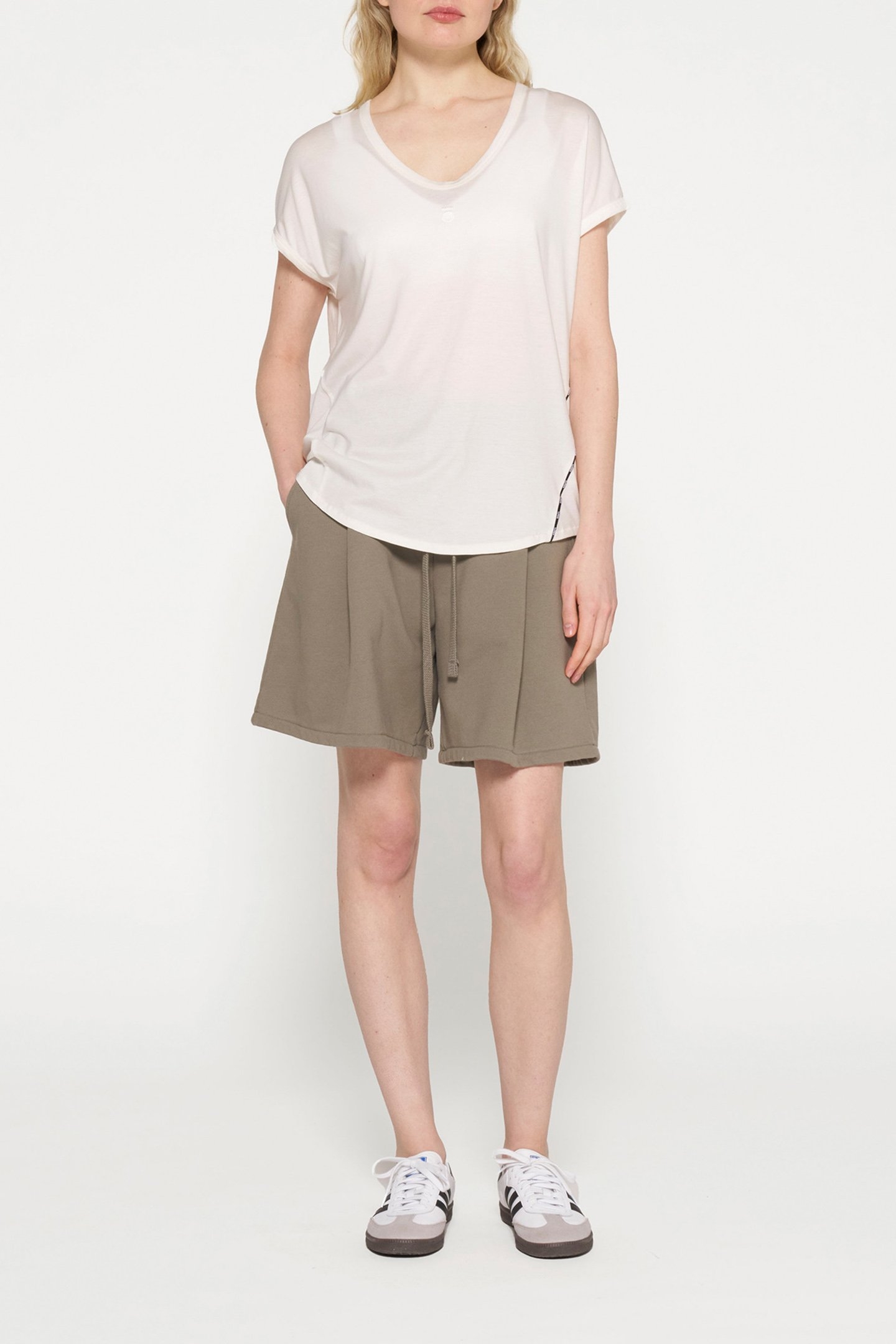 V-NECK TEE MEDAL ECRU 2