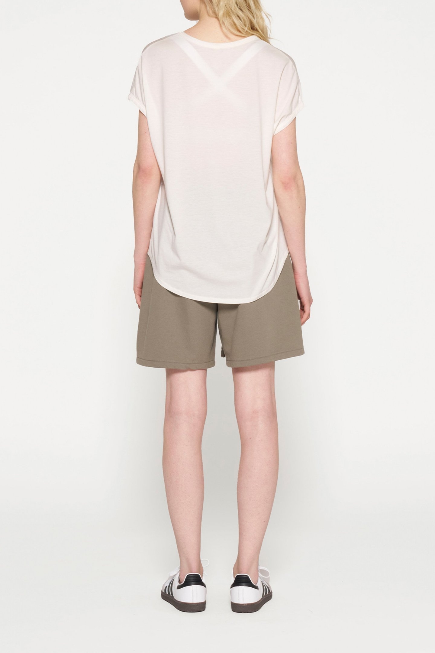 V-NECK TEE MEDAL ECRU 3