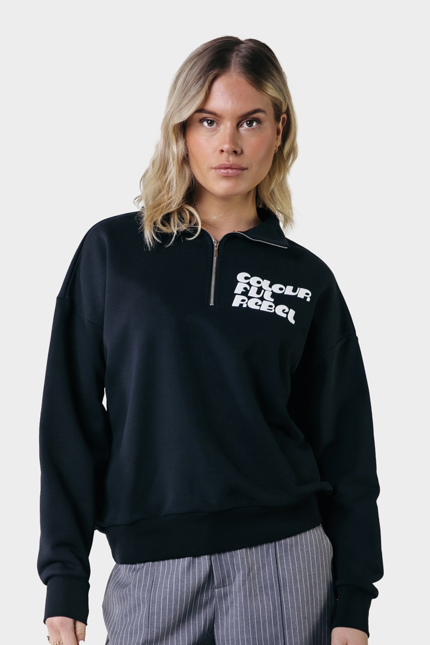 UNI LOGO RELAXED ZIP SWEAT BLACK 1