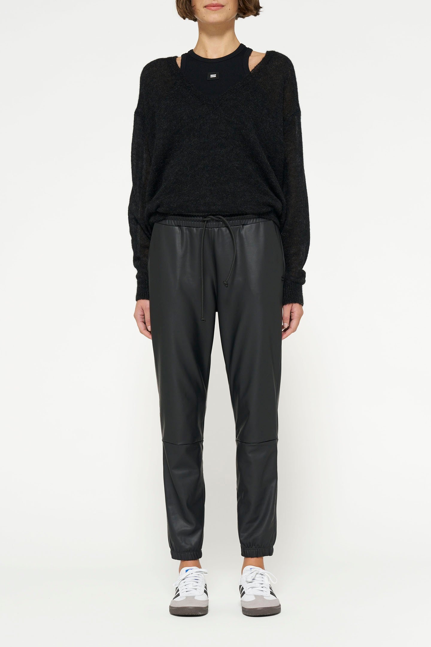 THE LEATHERLOOK CROPPED JOGGER BLACK 2