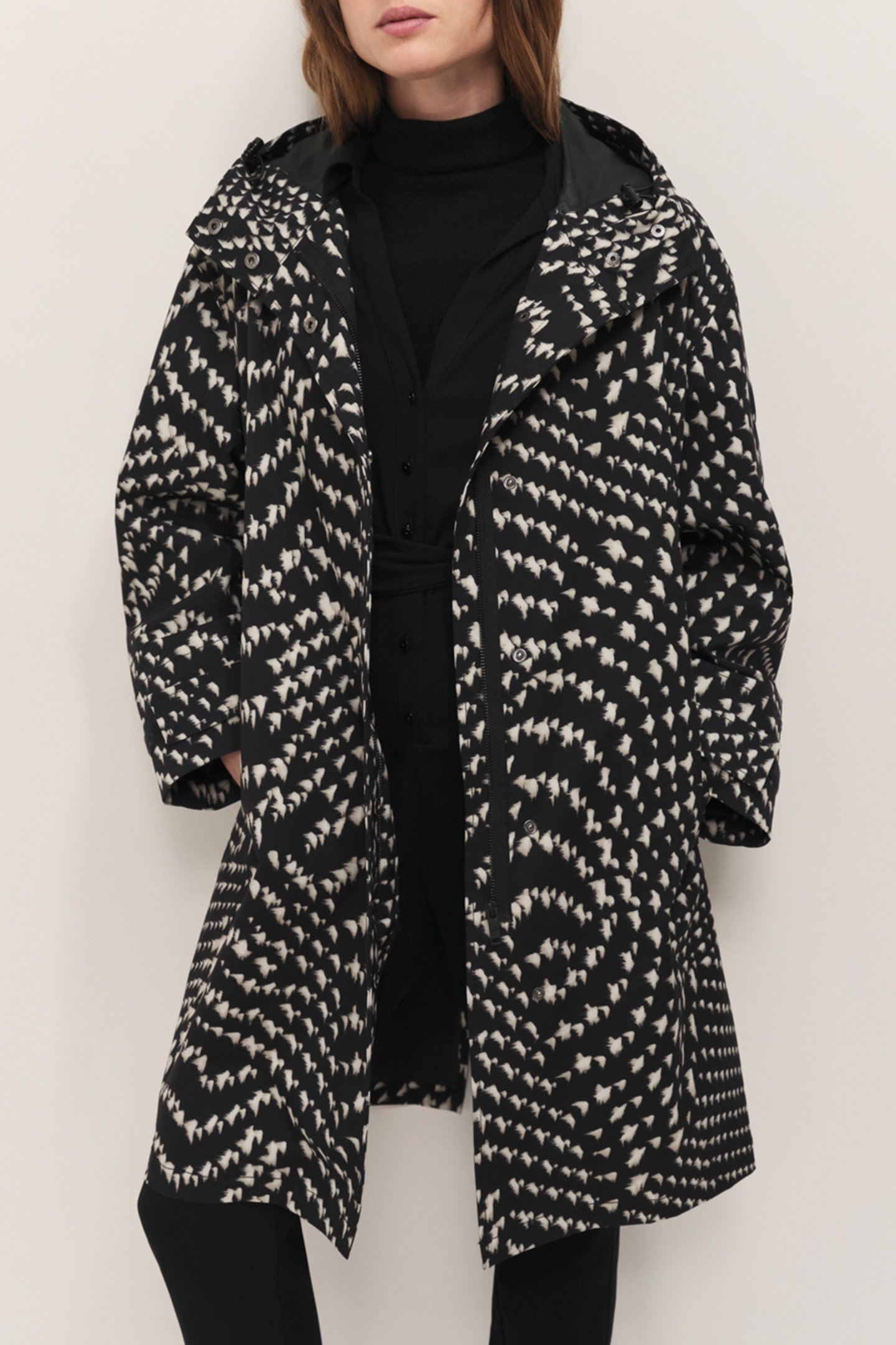 DODA BLACK PARKA WITH OPTICAL PRINT 1