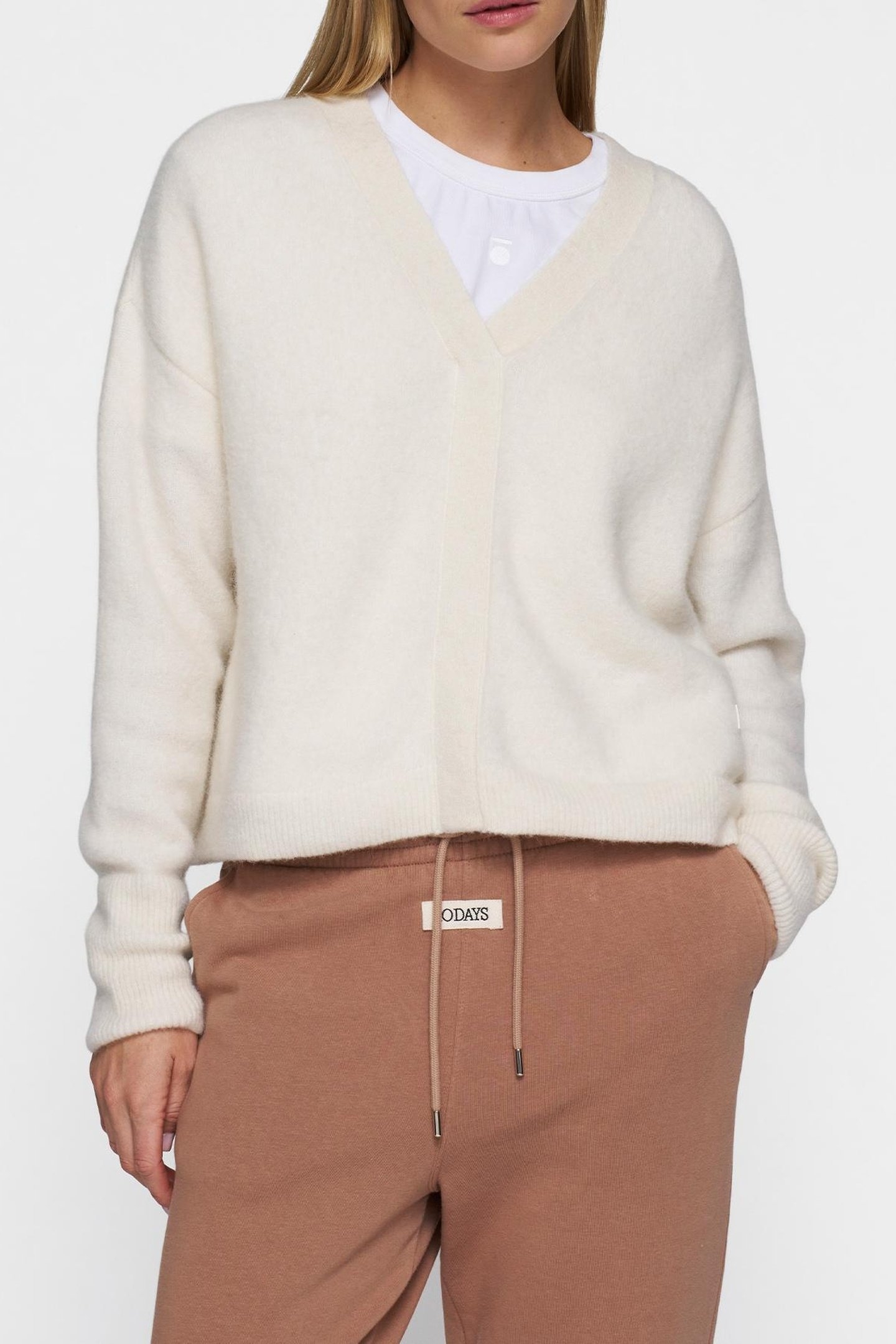 V-NECK KNIT SWEATER 1002 2