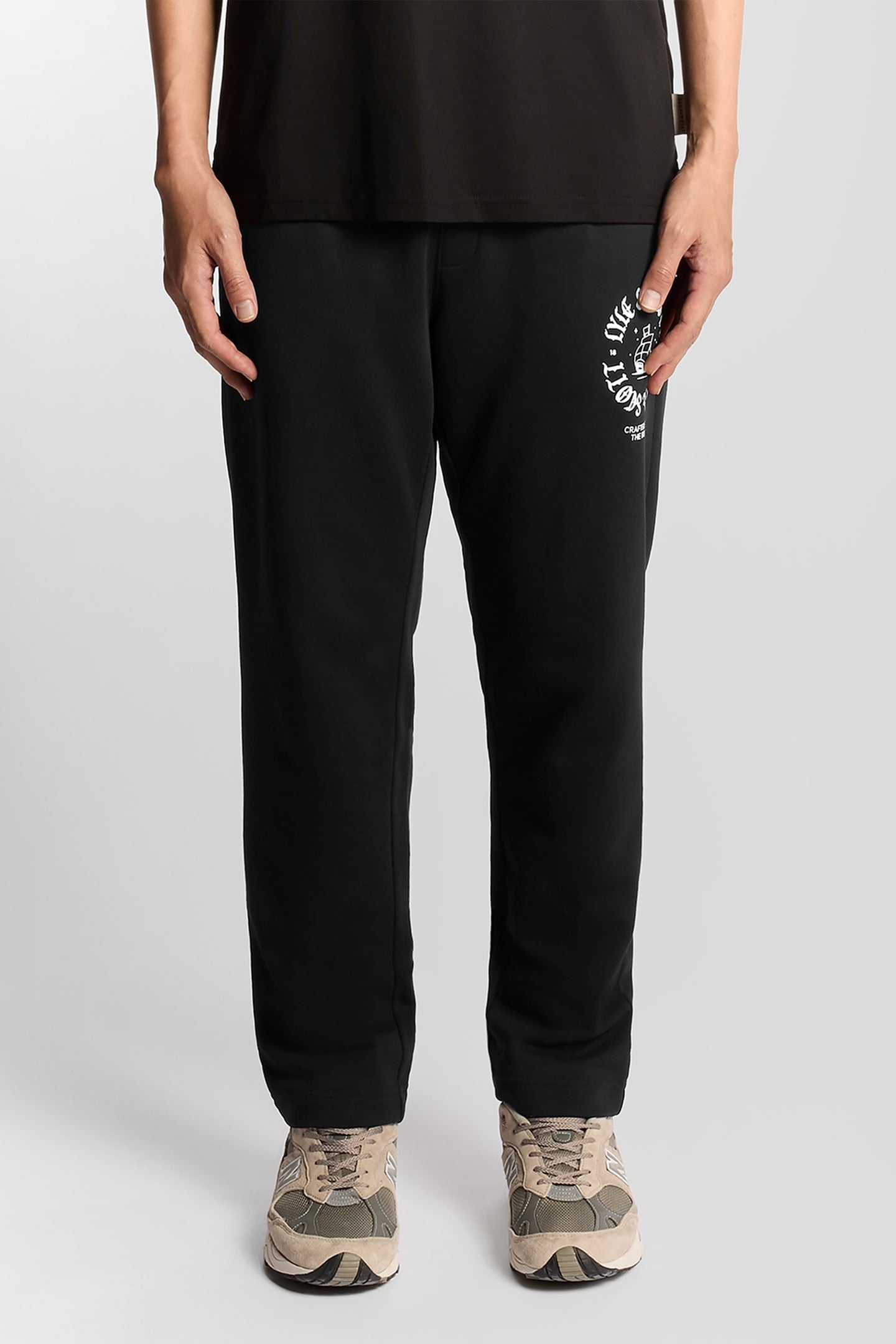 SHIP INSIGNIA GRAPHIC JOGGER JET BLACK 1