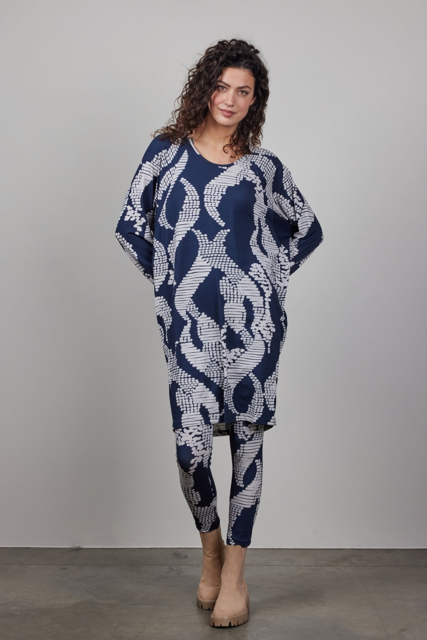 BASIC LEGGING IN DARKBLUE MET DANCING DOTS PRINT 1