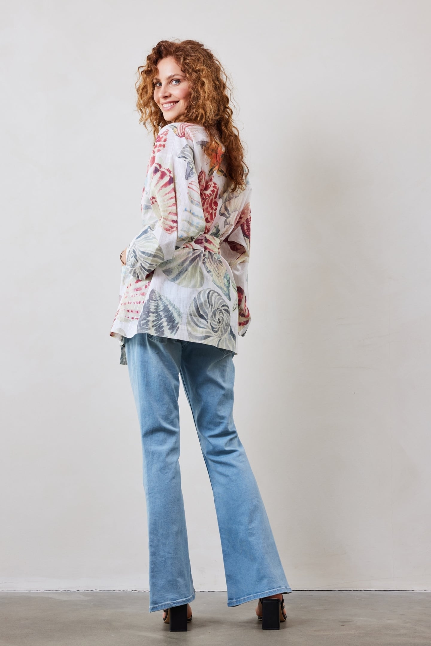 KIMONO IN OFFWHITE WITH OCEAN TREASURES XL PRINT 3