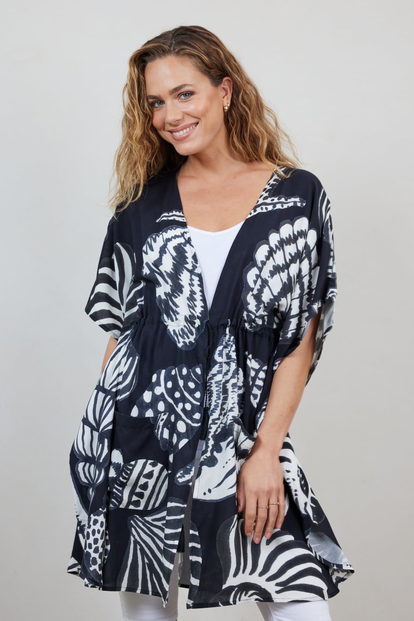 KAFTAN YASSINA IN BLACK WITH SHELL SYMPHONY XXL PRINT 1