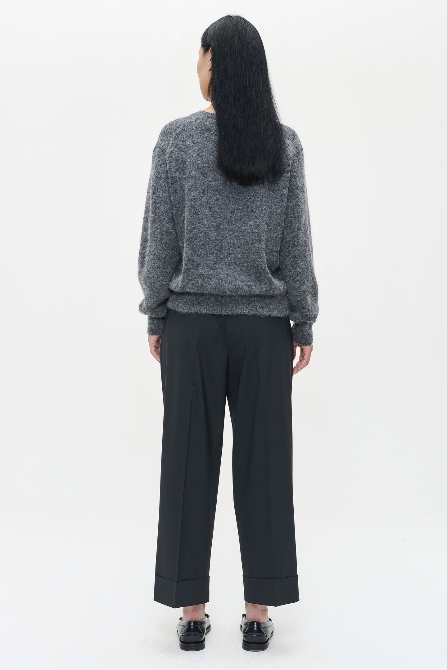 ALPACA RELAXED V-NECK PULLOVER CHARCOAL 2