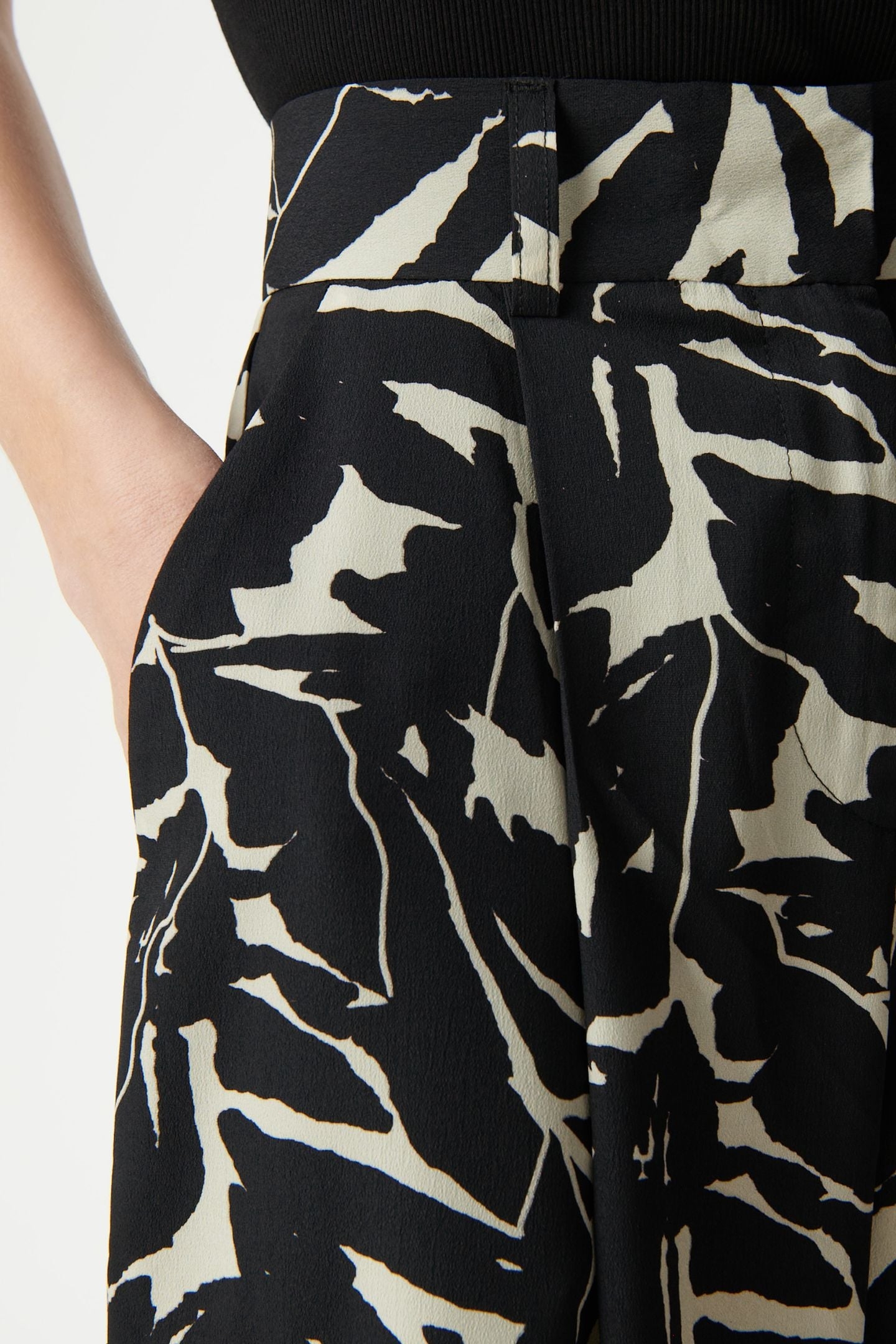 BLACK FLOWING PANTS WITH ZEBRA FLOWER PRINT 5