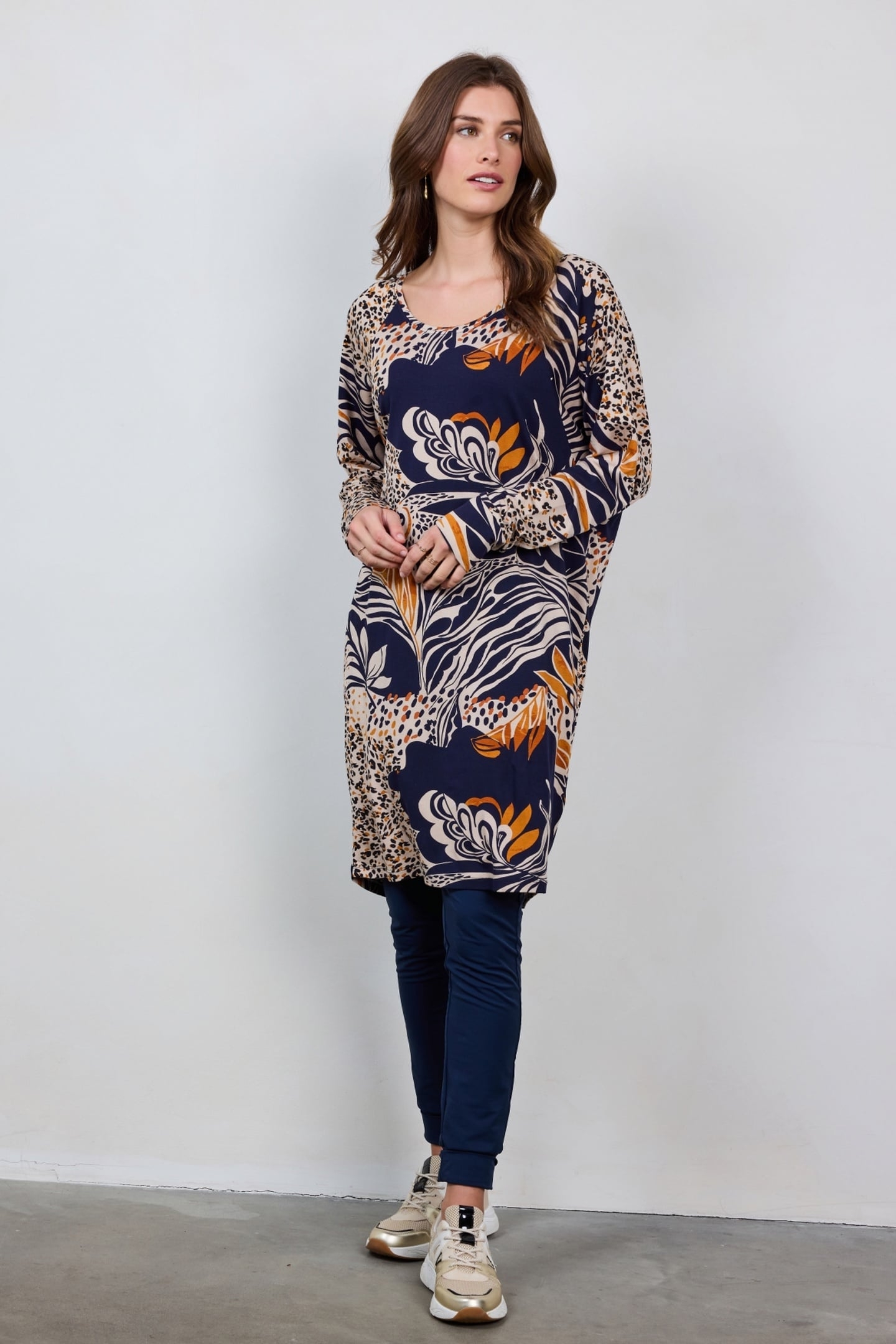 COMFY LOOSE DRESS IN DARKBLUE WITH WILDFLOWER PRINT 2
