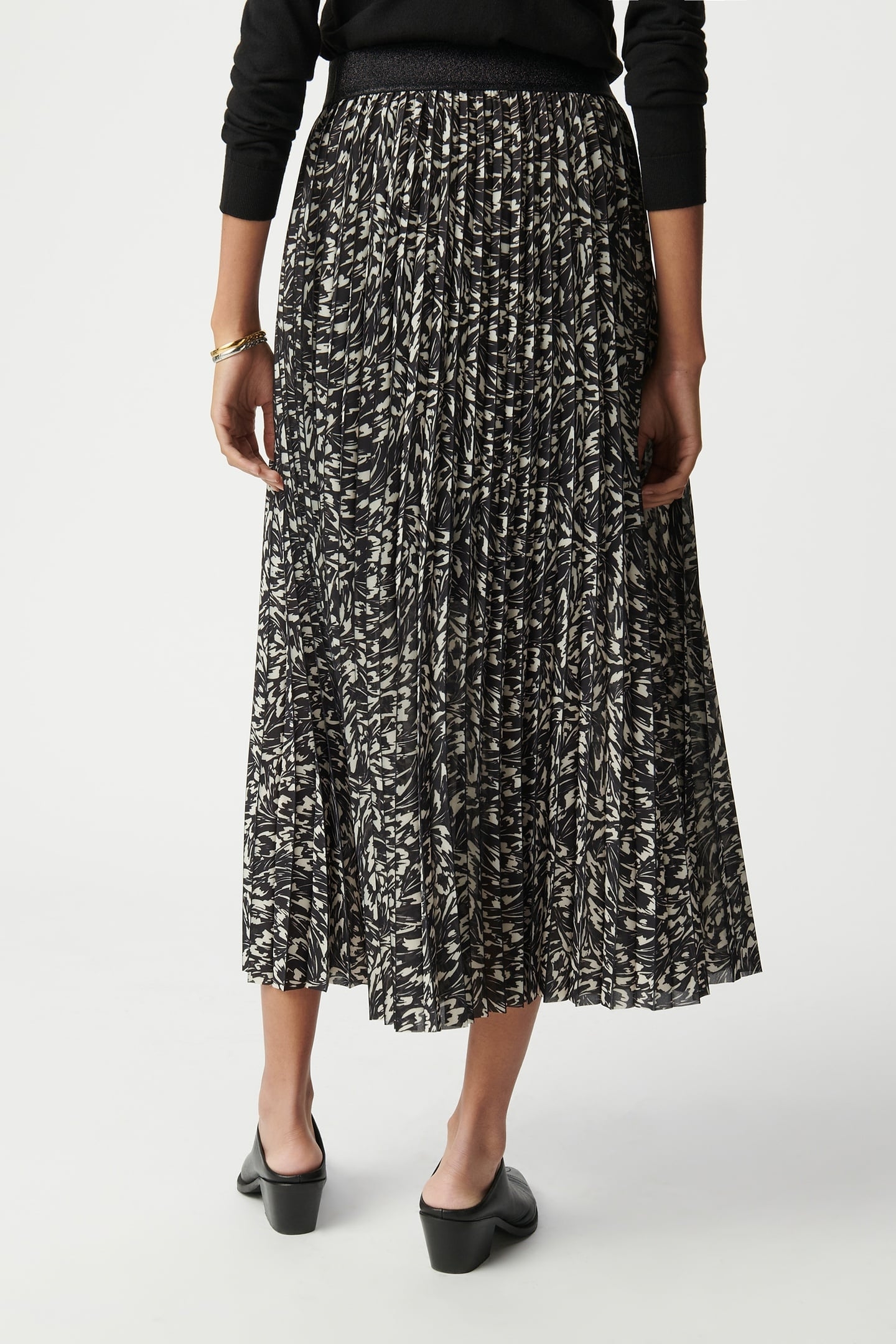 MINIMAL FLOWER PRINT BLACK PLEATED SKIRT 3