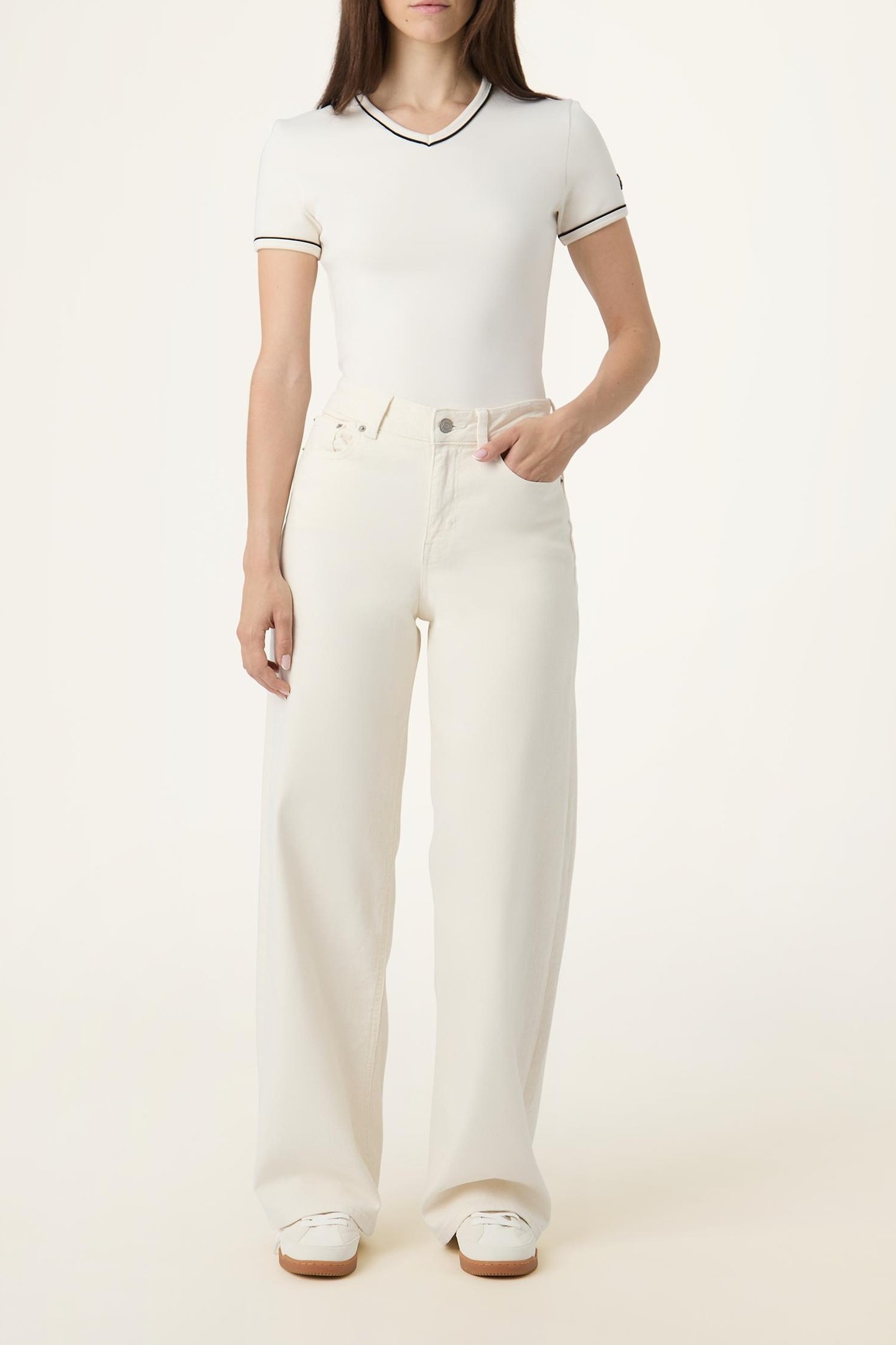 PORTELLO SLIM V-NECK T-SHIRT EGRET 2