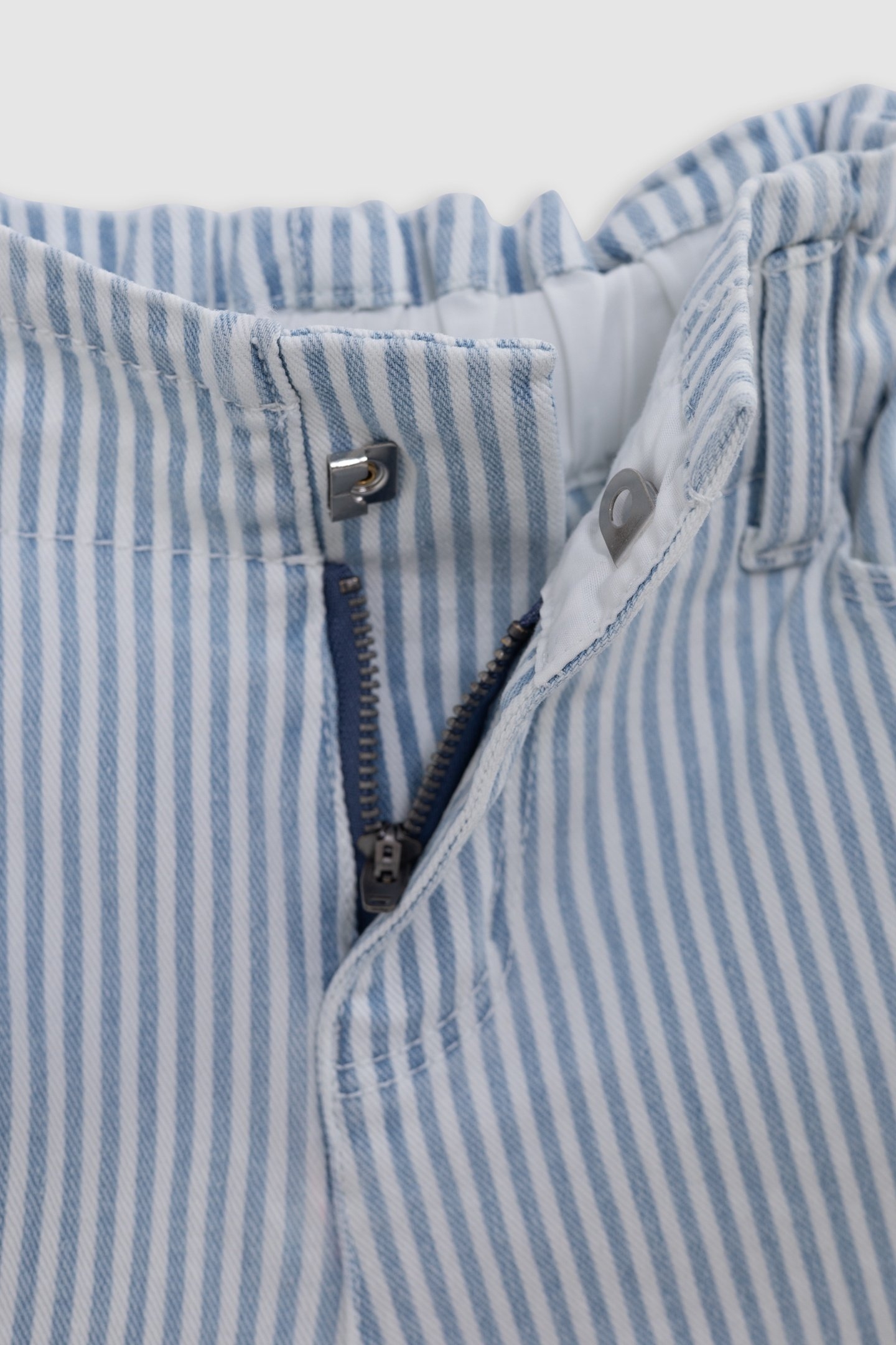 WHITE DENIM SHORTS WITH BLUE STRIPES 5