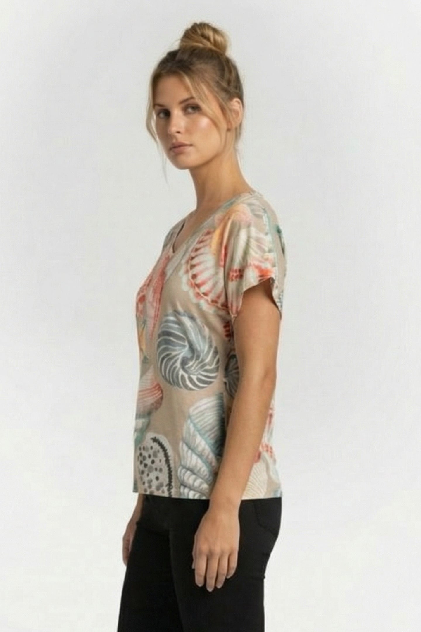 LOOSE TEE JESKA IN FEATHER GREY WITH OCEAN TREASURES. 3