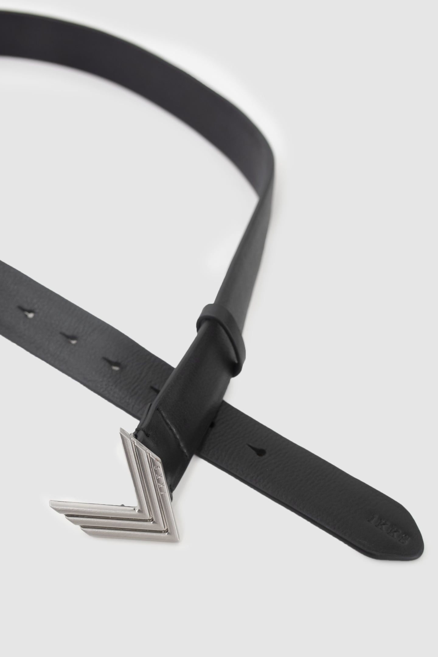 BLACK LEATHER BELT WITH ICONIC CHEVRON BUCKLE 4