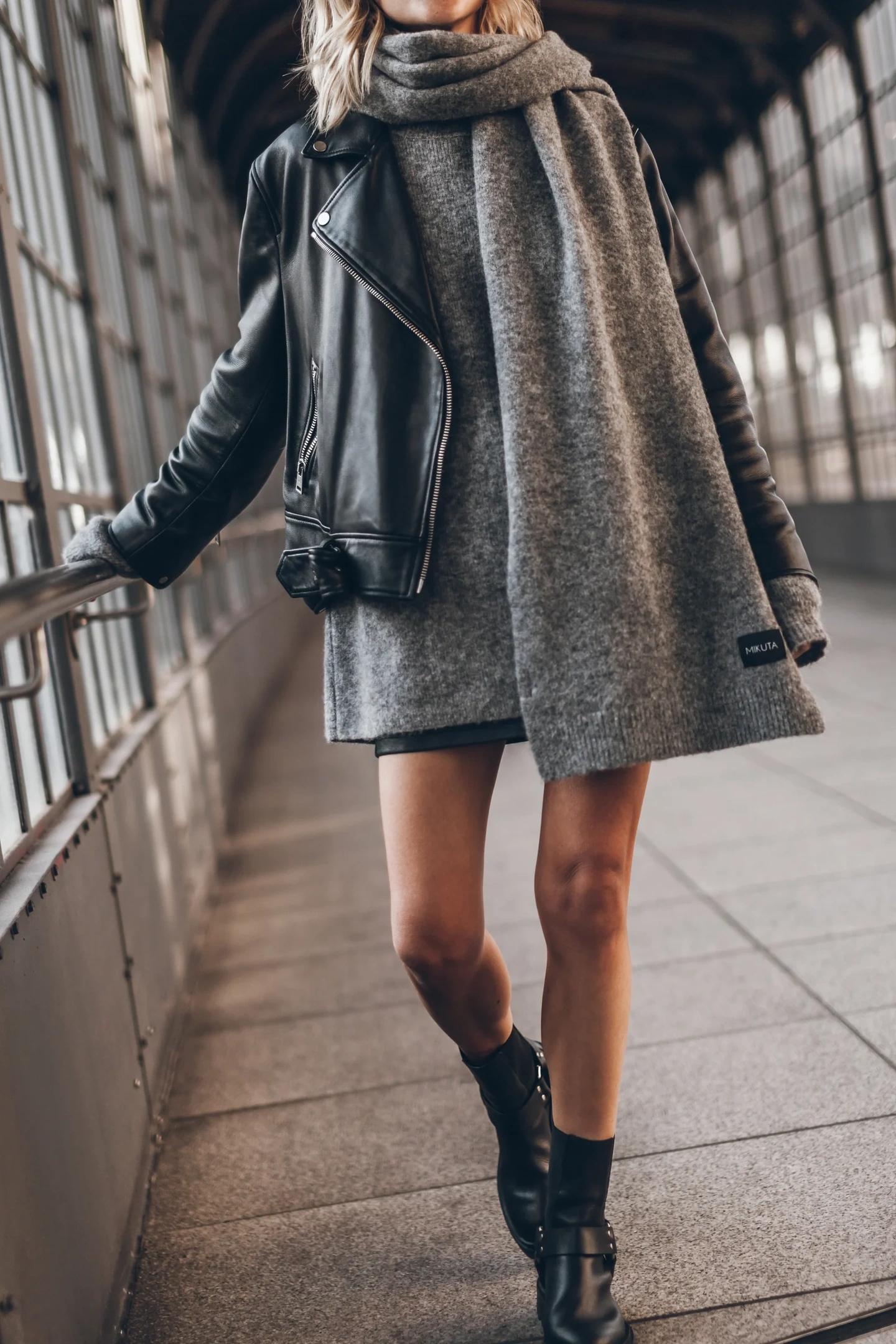 THE GREY MELANGE KNIT SCARF 3