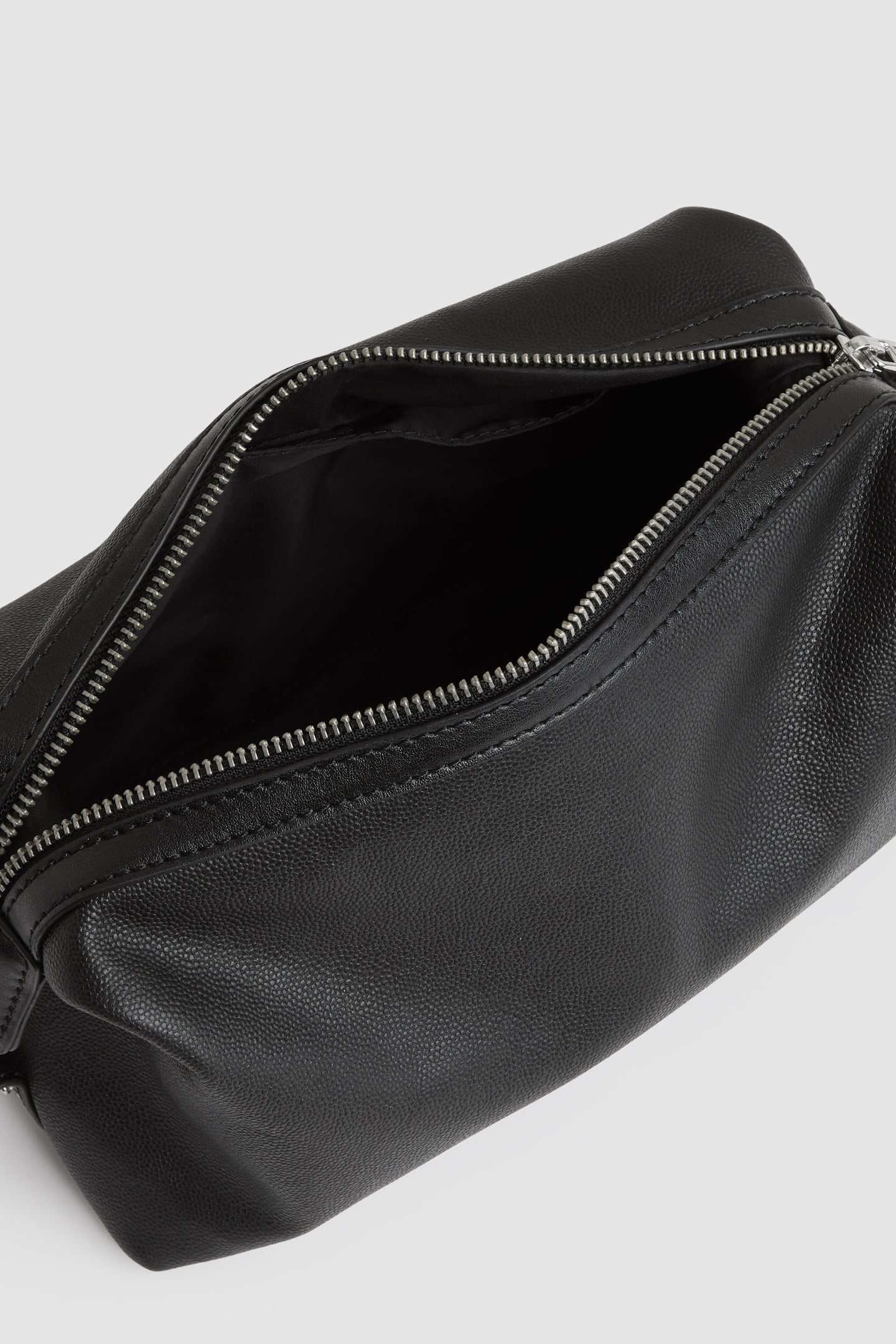 MICRO GRAIN LEATHER WASHBAG BLACK 2