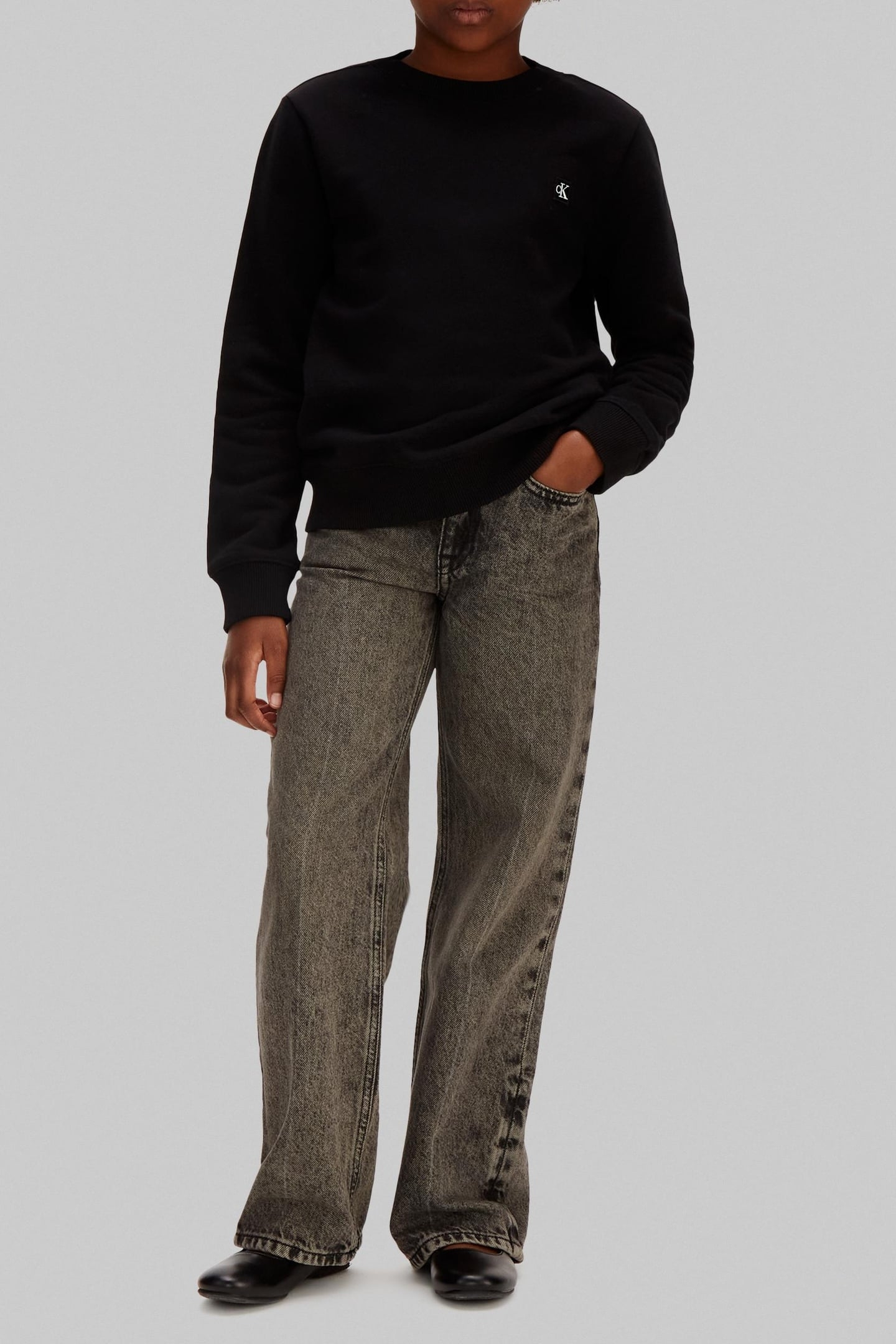 UNISEX MINI BADGE REGULAR SWEATER BLACK 1