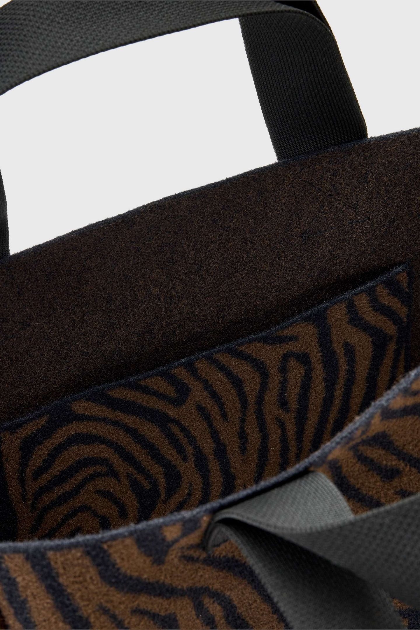 IZZY ZEBRA E/W TOTE BLACK/BROWN 8