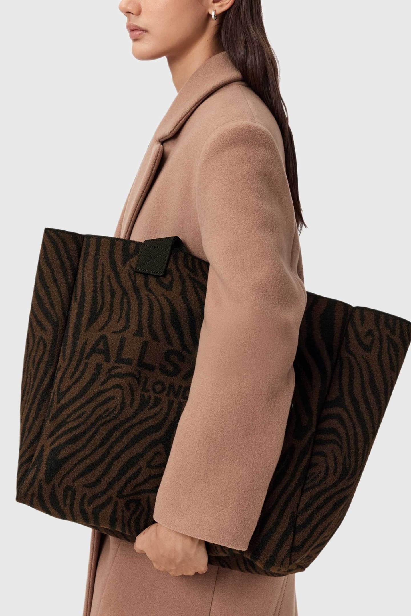 IZZY ZEBRA E/W TOTE BLACK/BROWN 2