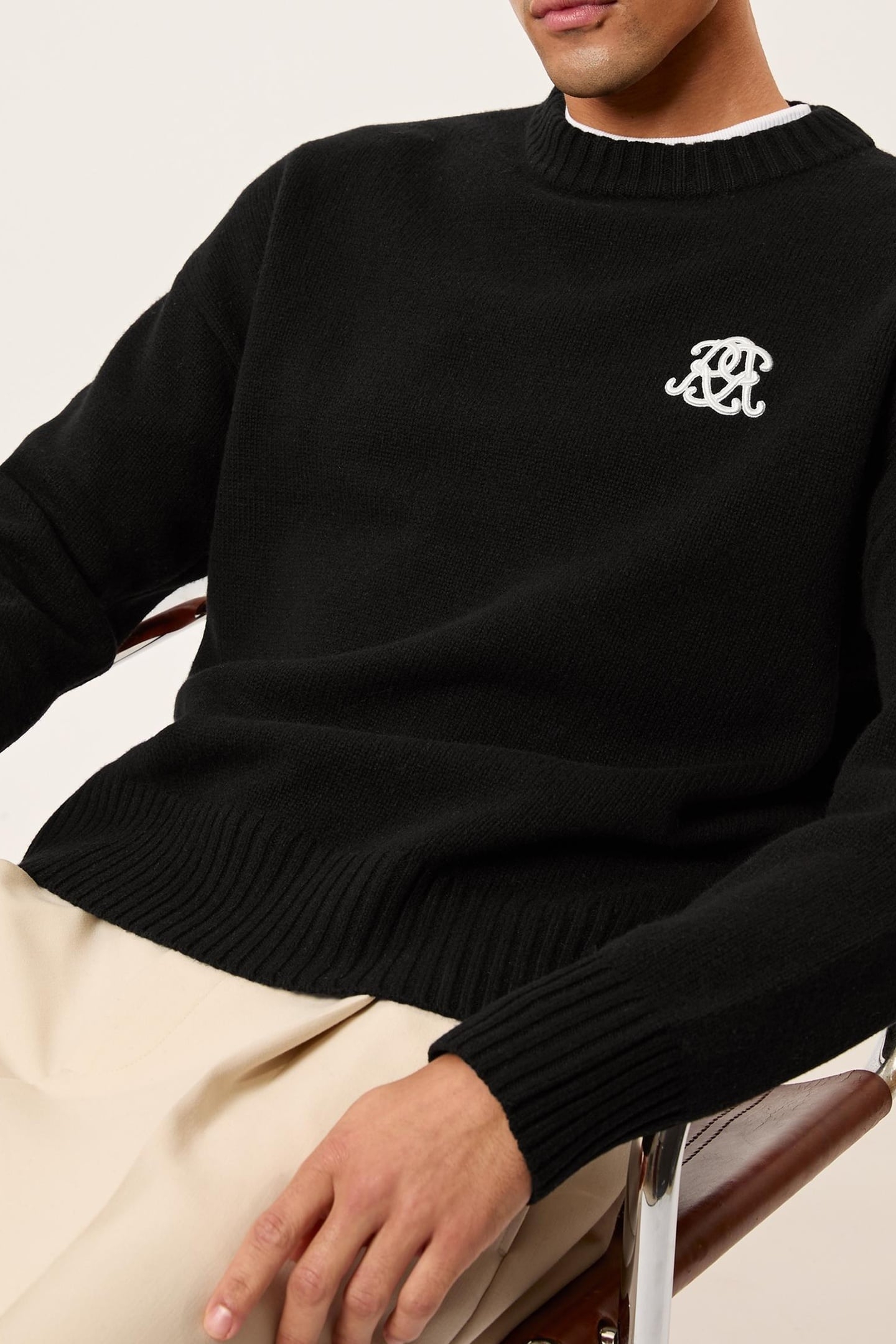 LS MOTIF CREW NECK JUMPER BLACK 2