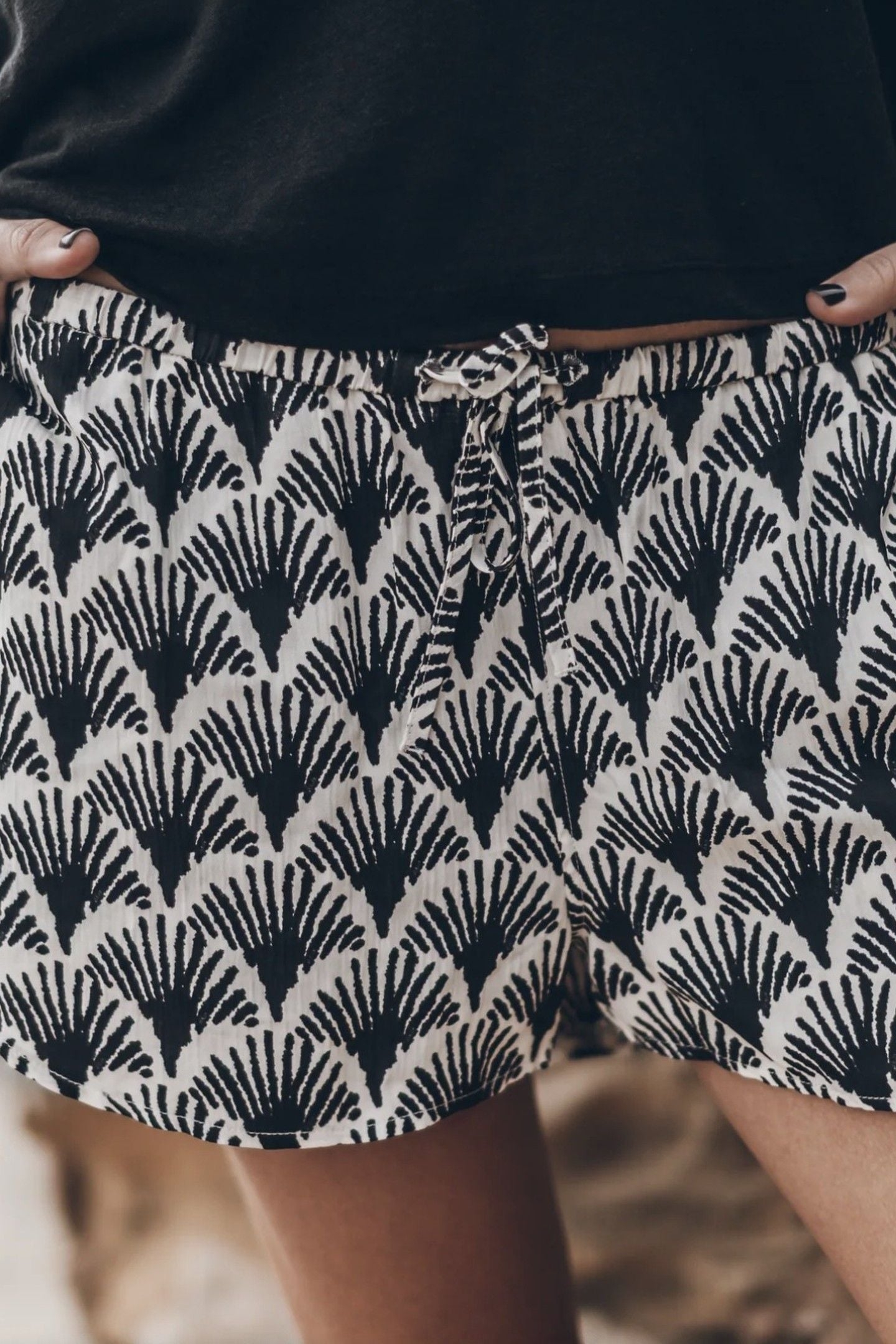 THE BLACK PRINTED FLOWY SHORTS BLACK 2