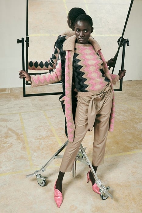 TAPERED-PANTS IN LEDER-OPTIK MUD 4